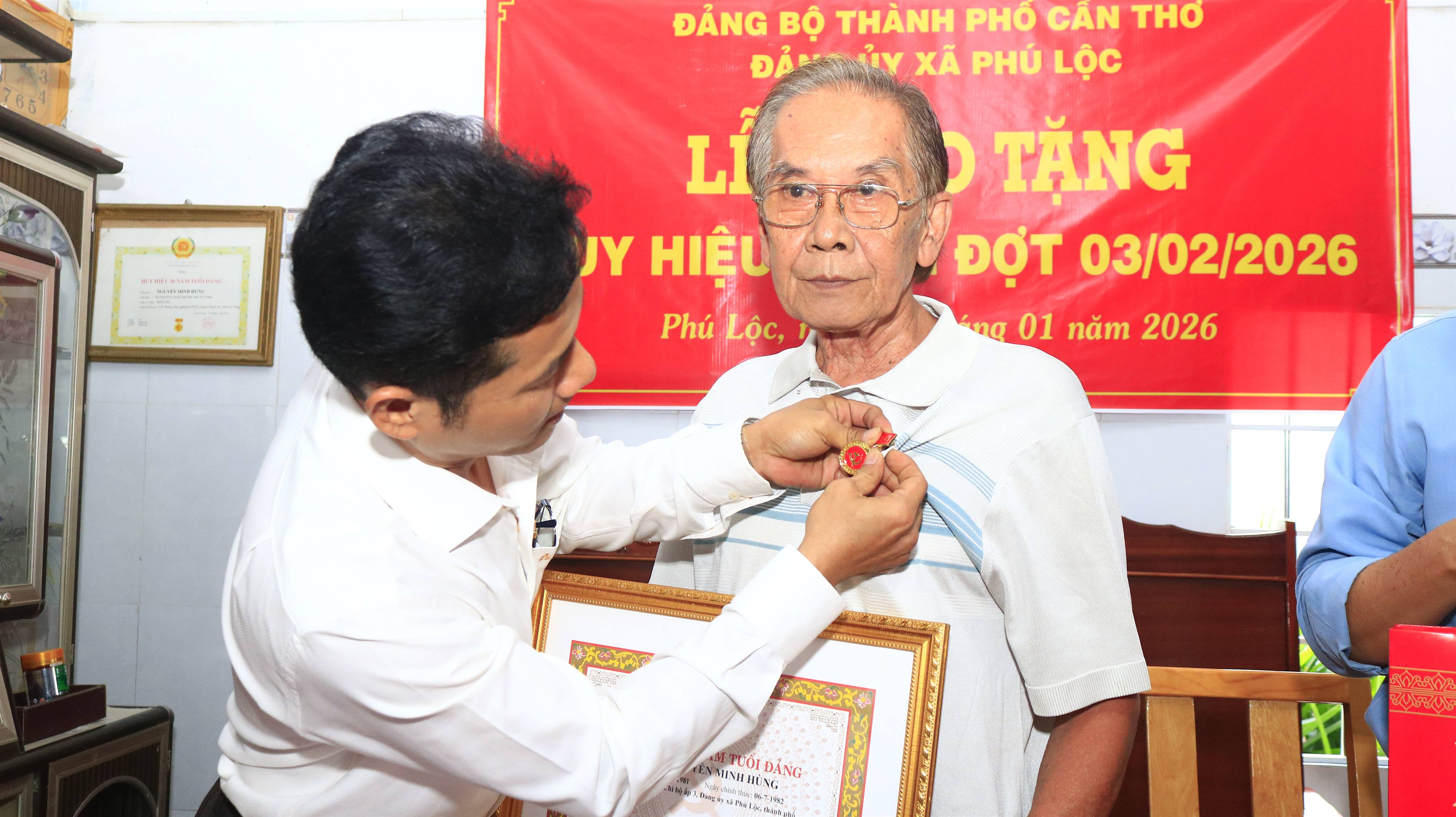 Đảng uỷ xã Phú Lộc trao huy hiệu Đảng đợt 03/02/2026