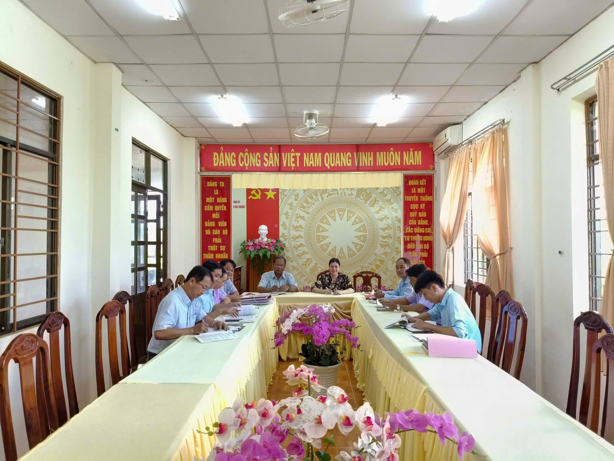 HỌP TỔ ỦY BAN KIỂM ĐẢNG ỦY