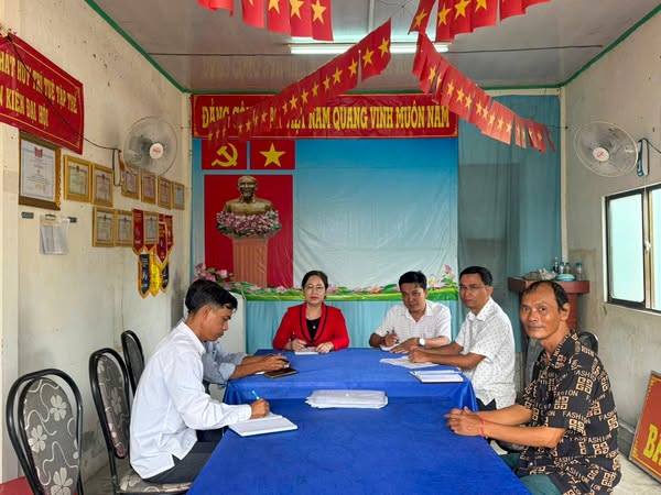 LÃNH ĐẠO XÃ LÀM VIỆC VỚI CÁC CHI BỘ ẤP