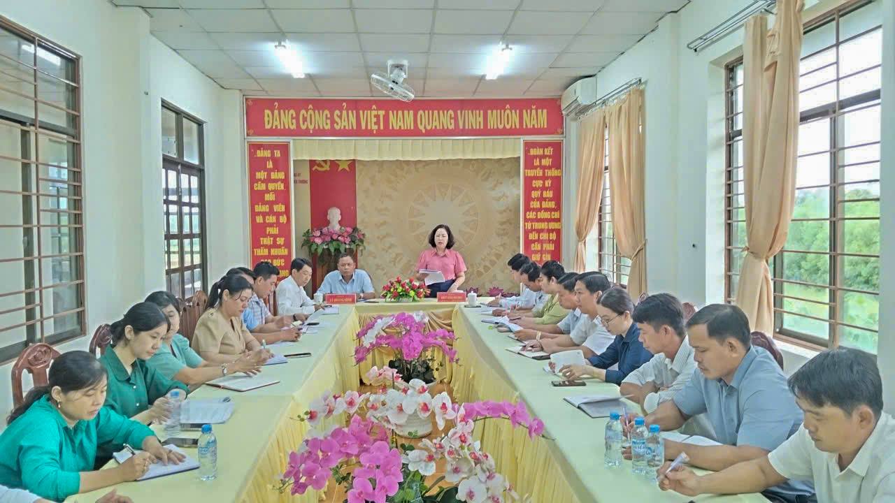 THƯỜNG TRỰC ĐẢNG ỦY LÀM VIỆC VỚI CÁN BỘ, CÔNG CHỨC CÁC BAN THAM MƯU, GIÚP VIỆC ĐẢNG ỦY VÀ ỦY BAN MTTQ VIỆT NAM XÃ