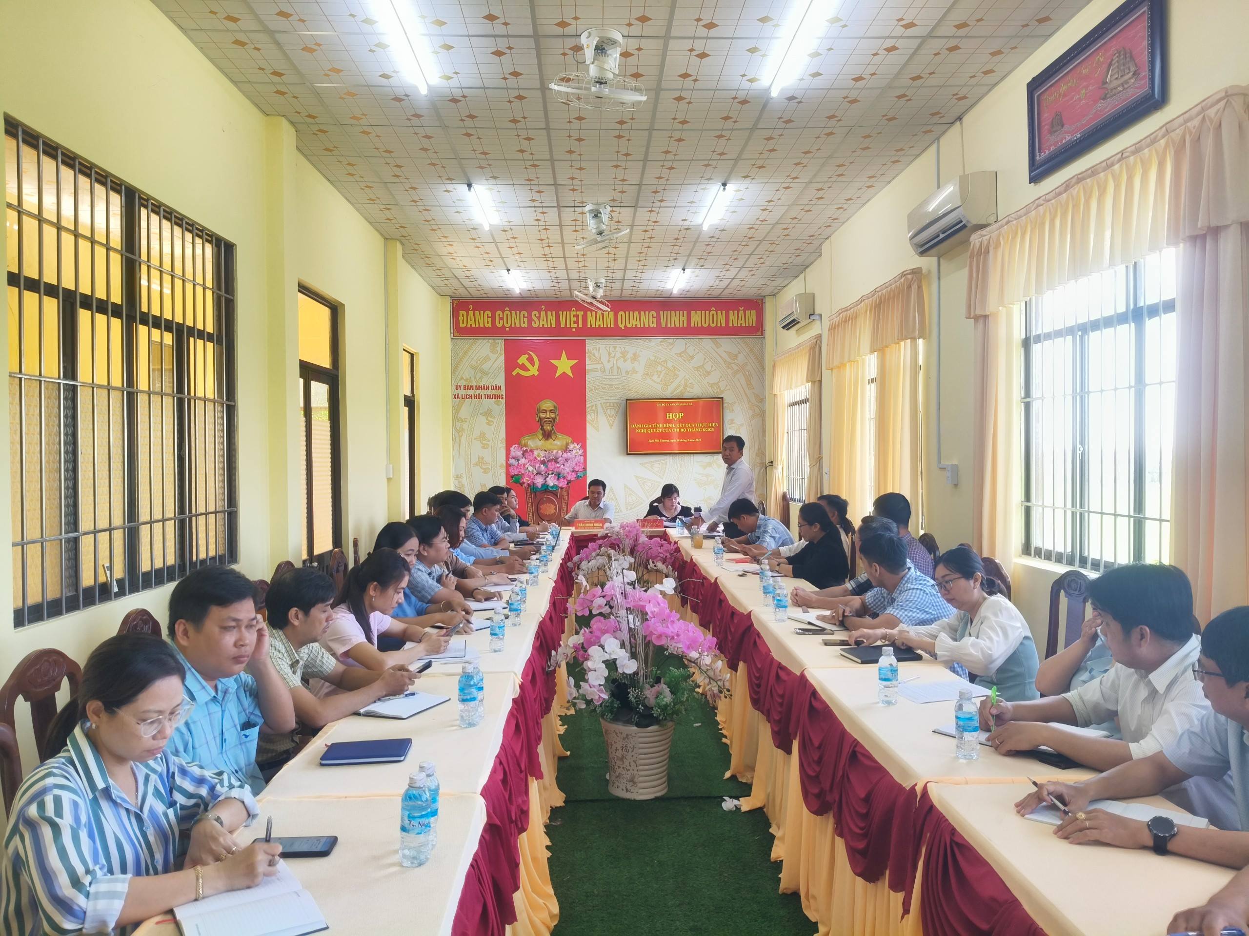CHI BỘ UBND XÃ HỌP ĐÁNH GIÁ TÌNH HÌNH, KẾT QUẢ THỰC HIỆN NGHỊ QUYẾT CỦA CHI BỘ THÁNG 8/2025