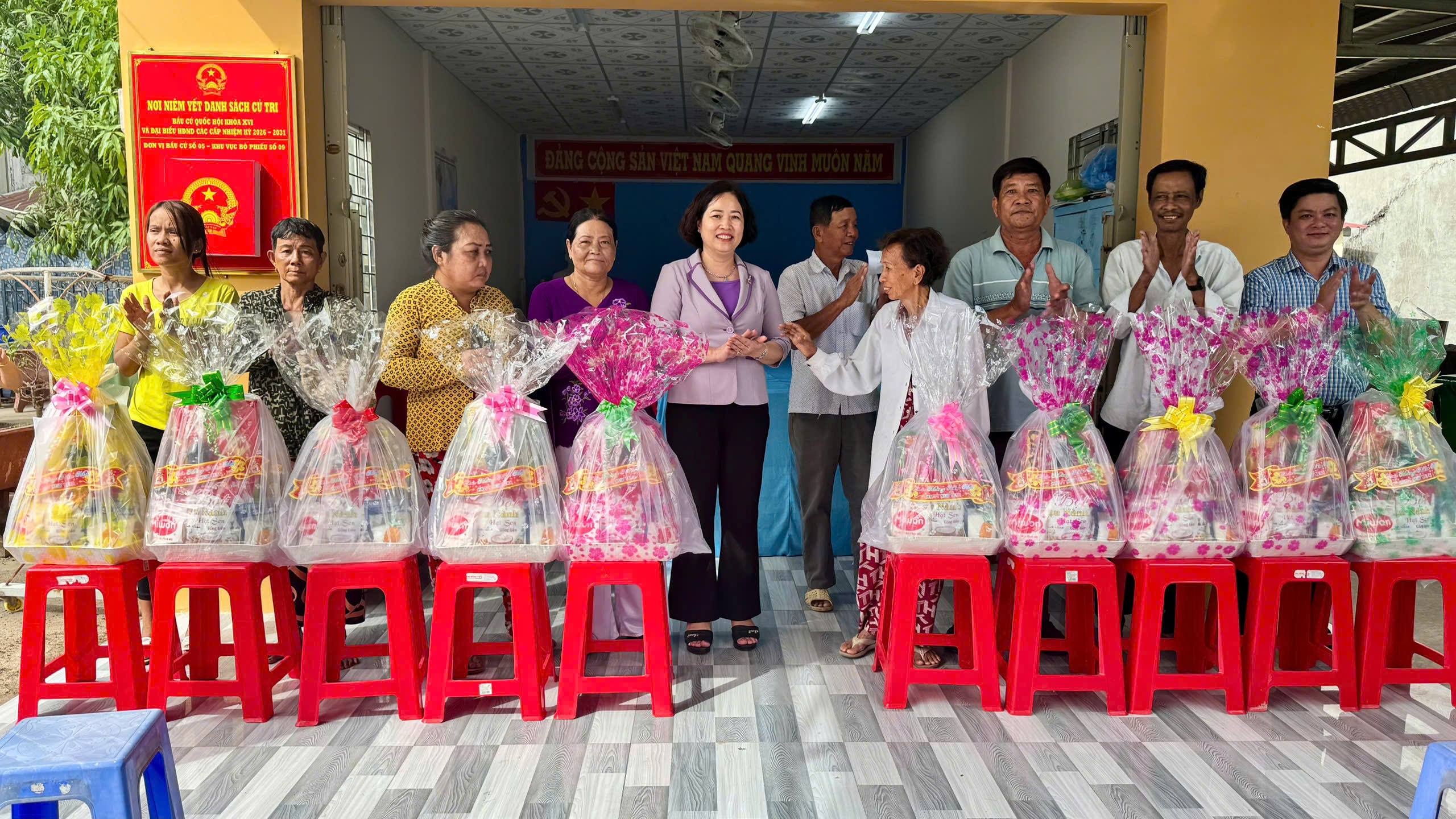 TRAO TẶNG QUÀ TẾT CHO CÁC HỘ GIA ĐÌNH CÓ HOÀN CẢNH KHÓ KHĂN TRÊN ĐỊA BÀN XÃ LỊCH HỘI THƯỢNG