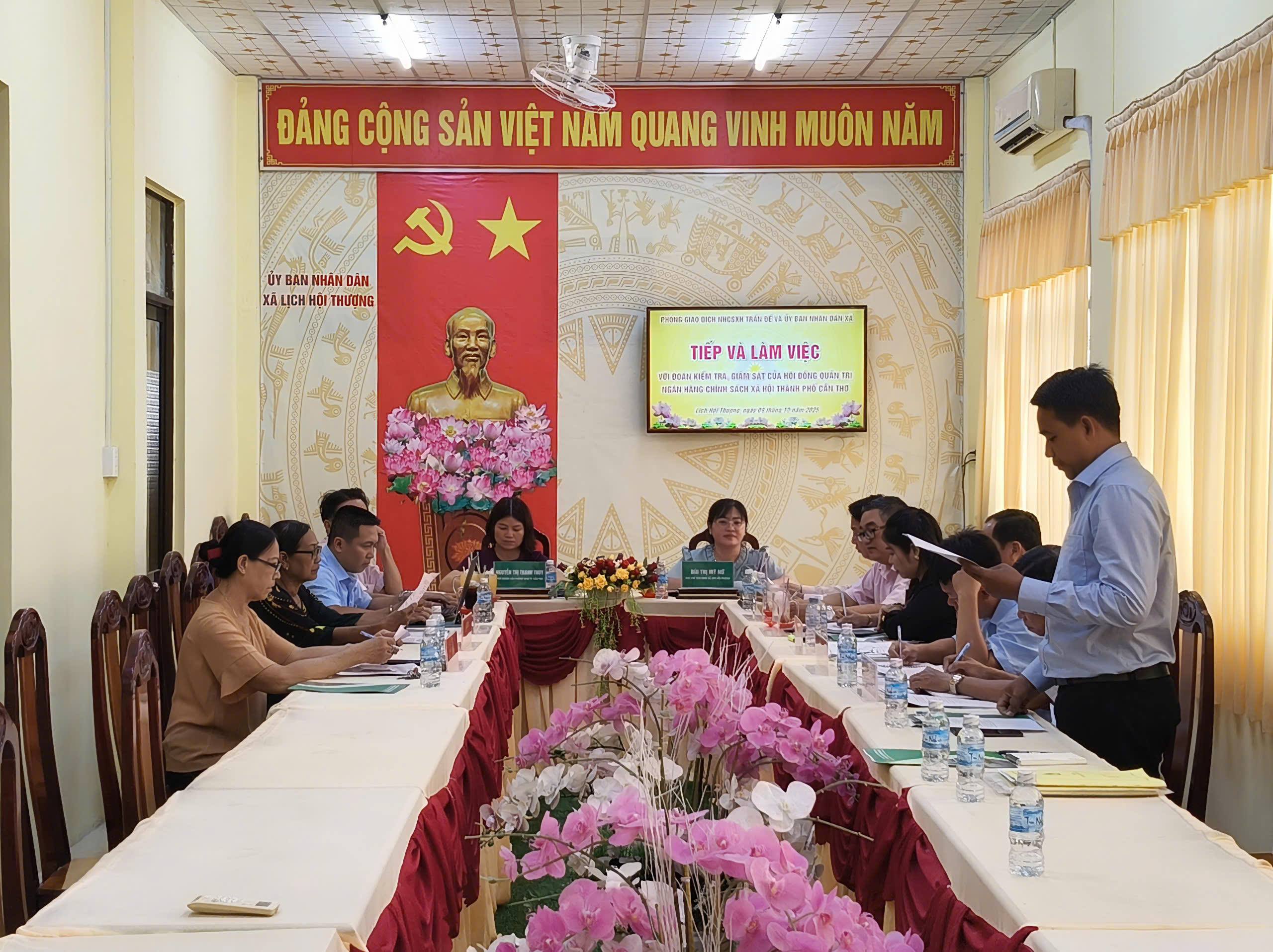 PHÒNG GIAO DỊCH NGÂN HÀNG CHÍNH SÁCH XÃ HỘI TRẦN ĐỀ VÀ ỦY BAN NHÂN DÂN XÃ TIẾP ĐOÀN KIỂM TRA, GIÁM SÁT CỦA BAN ĐẠI DIỆN HỘI ĐỒNG QUẢN TRỊ NGÂN HÀNG CHÍNH XÃ HỘI THÀNH PHỐ CẦN THƠ