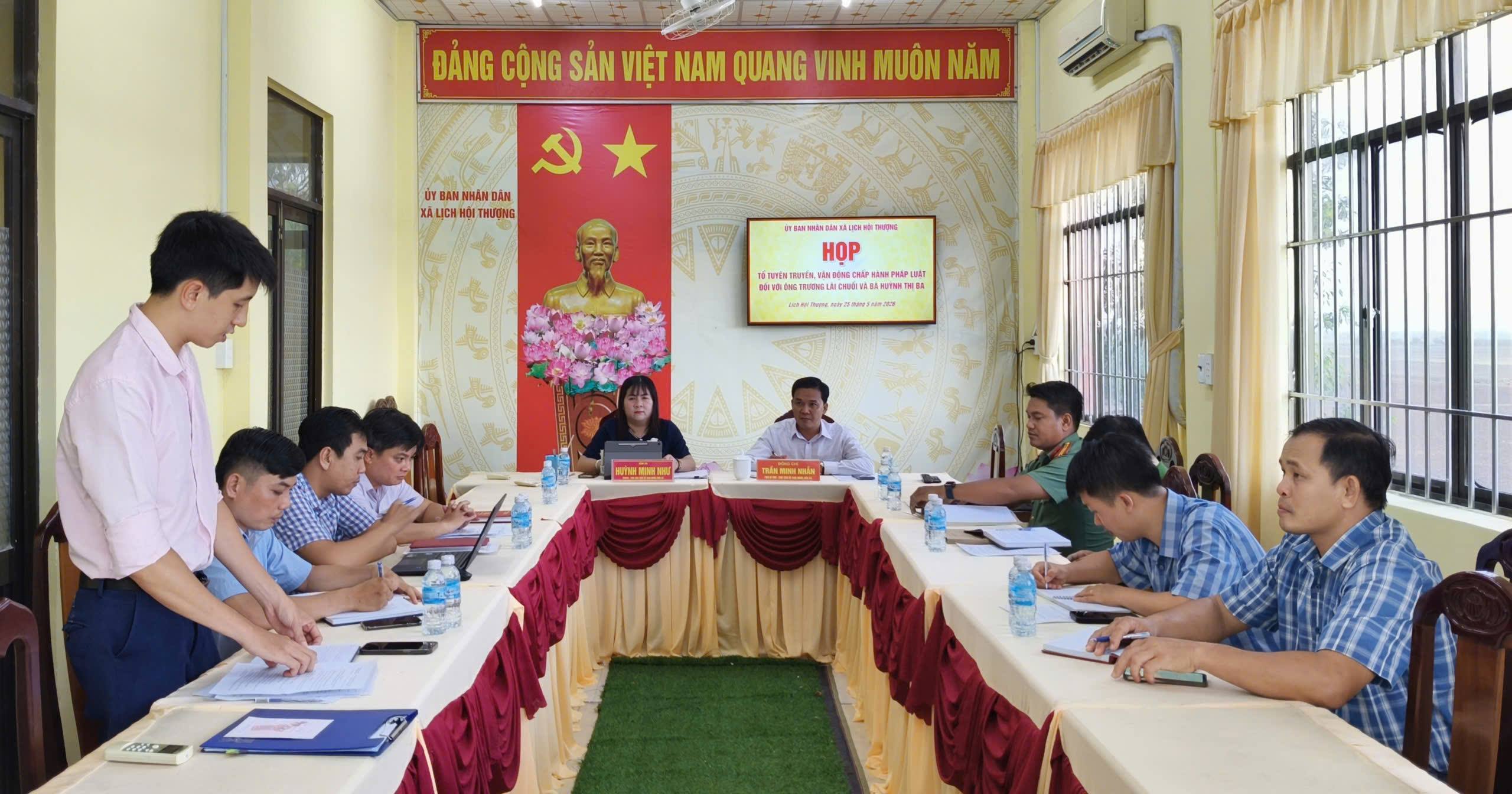 HỌP TỔ TUYÊN TRUYỀN, VẬN ĐỘNG CHẤP HÀNH PHÁP LUẬT ĐỐI VỚI ÔNG TRƯƠNG LÀI CHUỐI VÀ BÀ HUỲNH THỊ BA
