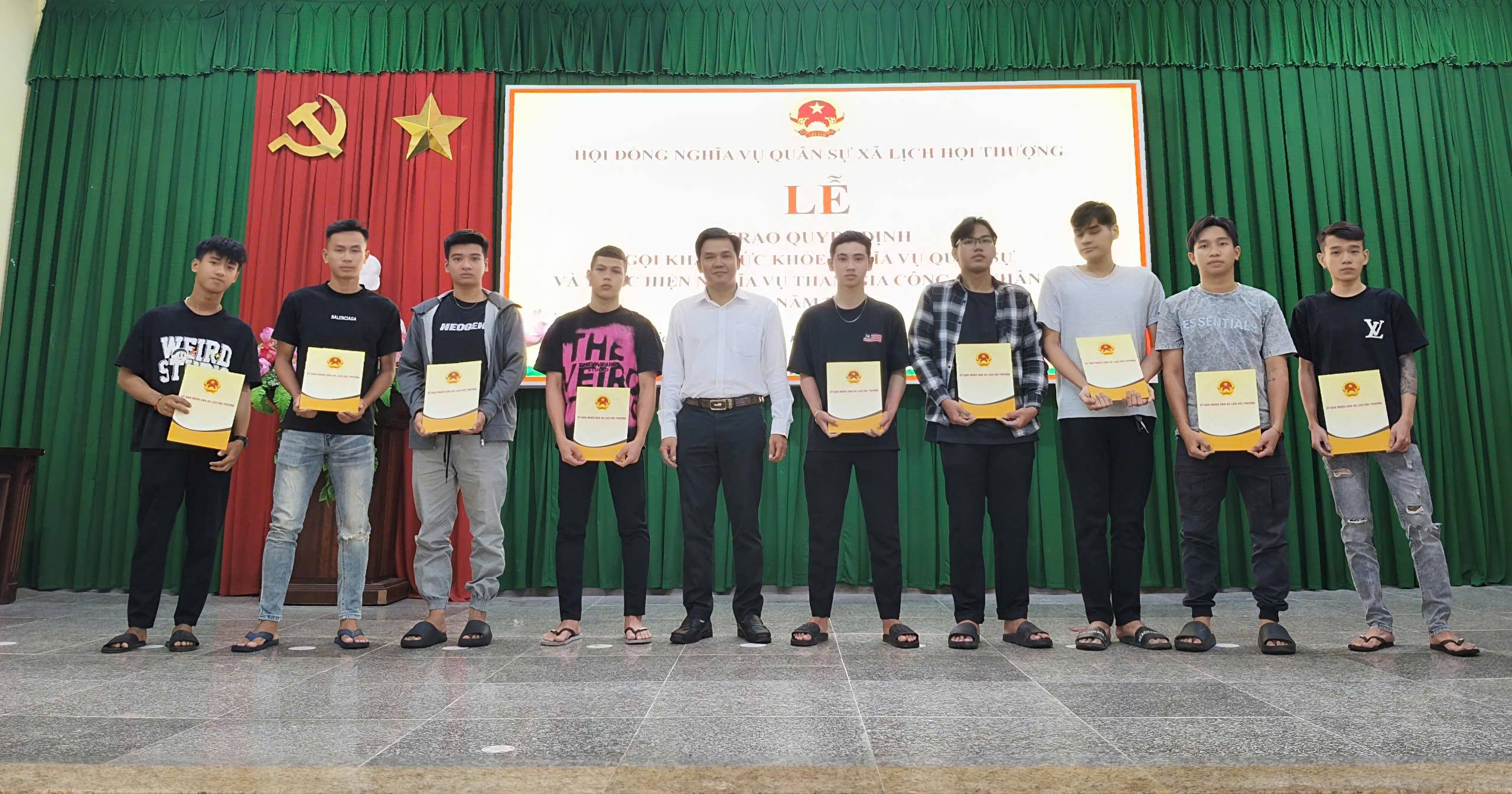 XÃ LỊCH HỘI THƯỢNG TRAO QUYẾT ĐỊNH GỌI CÔNG DÂN KHÁM SỨC KHỎE NGHĨA VỤ QUÂN SỰ VÀ CÔNG AN NĂM 2026