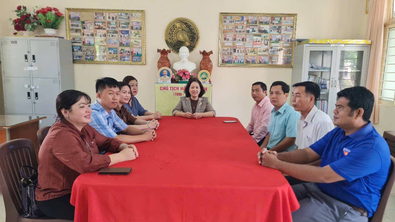 Lãnh đạo Đảng ủy, Hội đồng nhân dân và Ủy ban nhân dân xã cùng các phòng chuyên môn của xã Khảo sát các trường chuẩn bị cơ sở vật chất, sẳn sàng đón năm học mới.