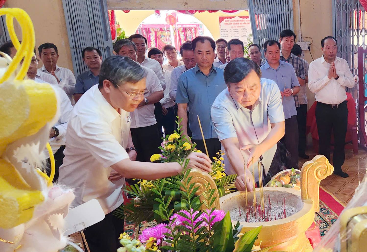 Bộ trưởng Bộ Nông nghiệp và Môi trường viếng Lăng Ông Nam Hải ở cửa biển Trần Đề