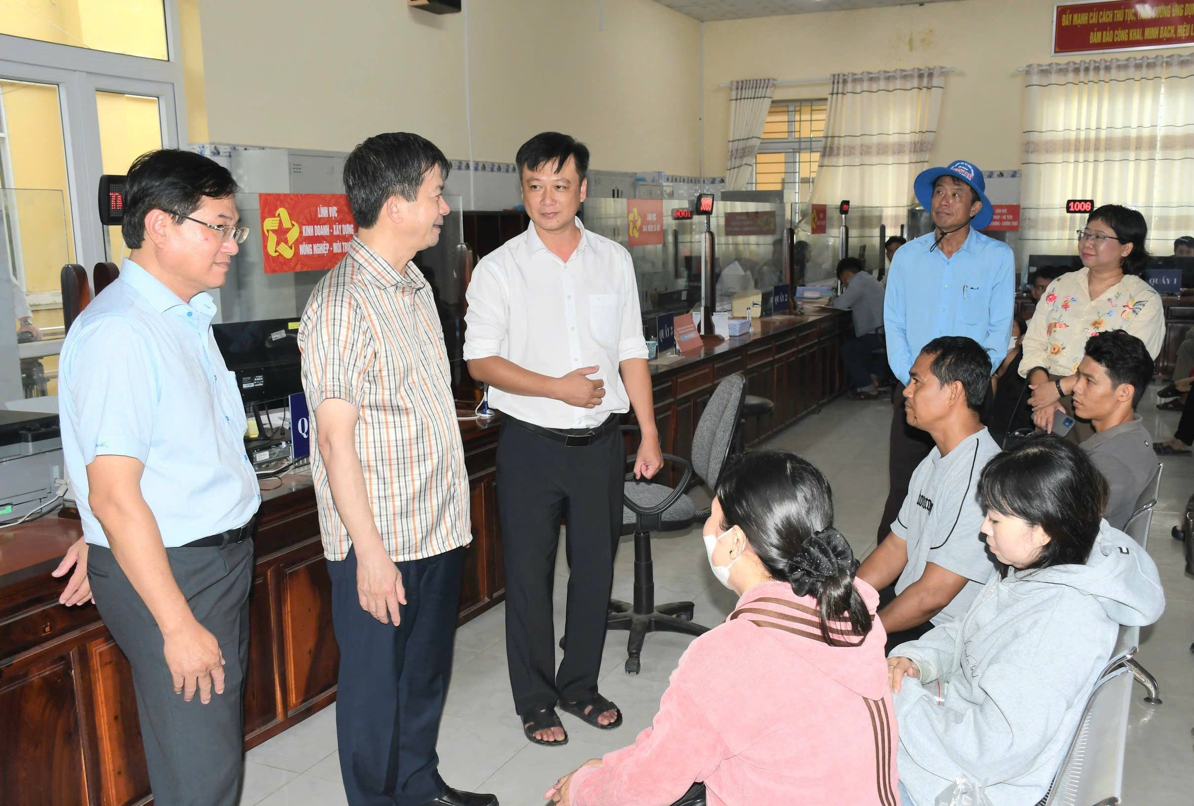 Bí thư Thành ủy Cần Thơ làm việc tại xã Trần Đề