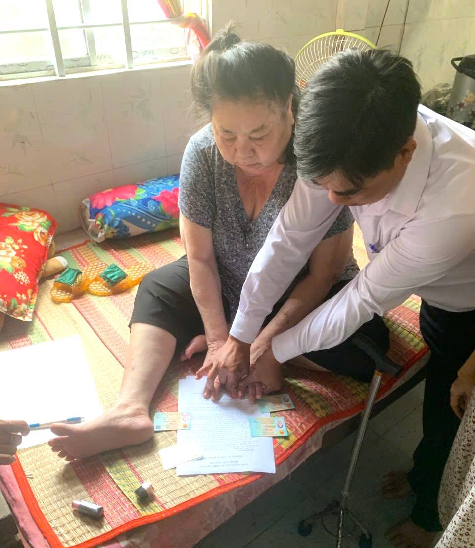 Trần Đề hỗ trợ người dân yếu thế tiếp cận dịch vụ hành chính công
