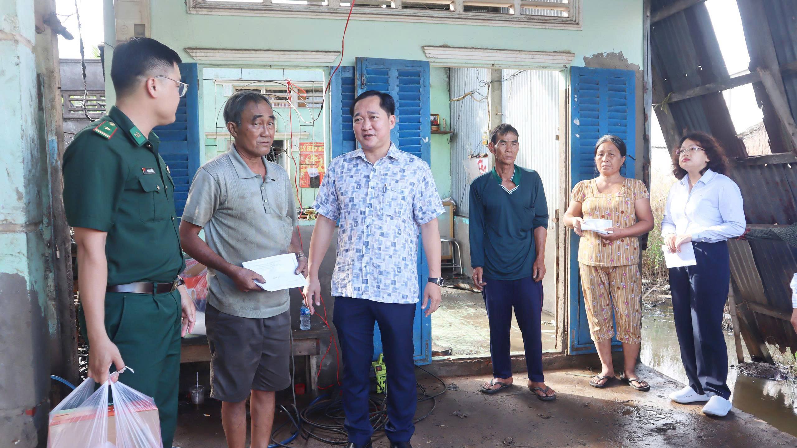 LÃNH ĐẠO XÃ TRẦN ĐỀ THĂM HỎI, HỖ TRỢ HAI HỘ DÂN BỊ HỎA HOẠN TẠI ẤP MỎ Ó