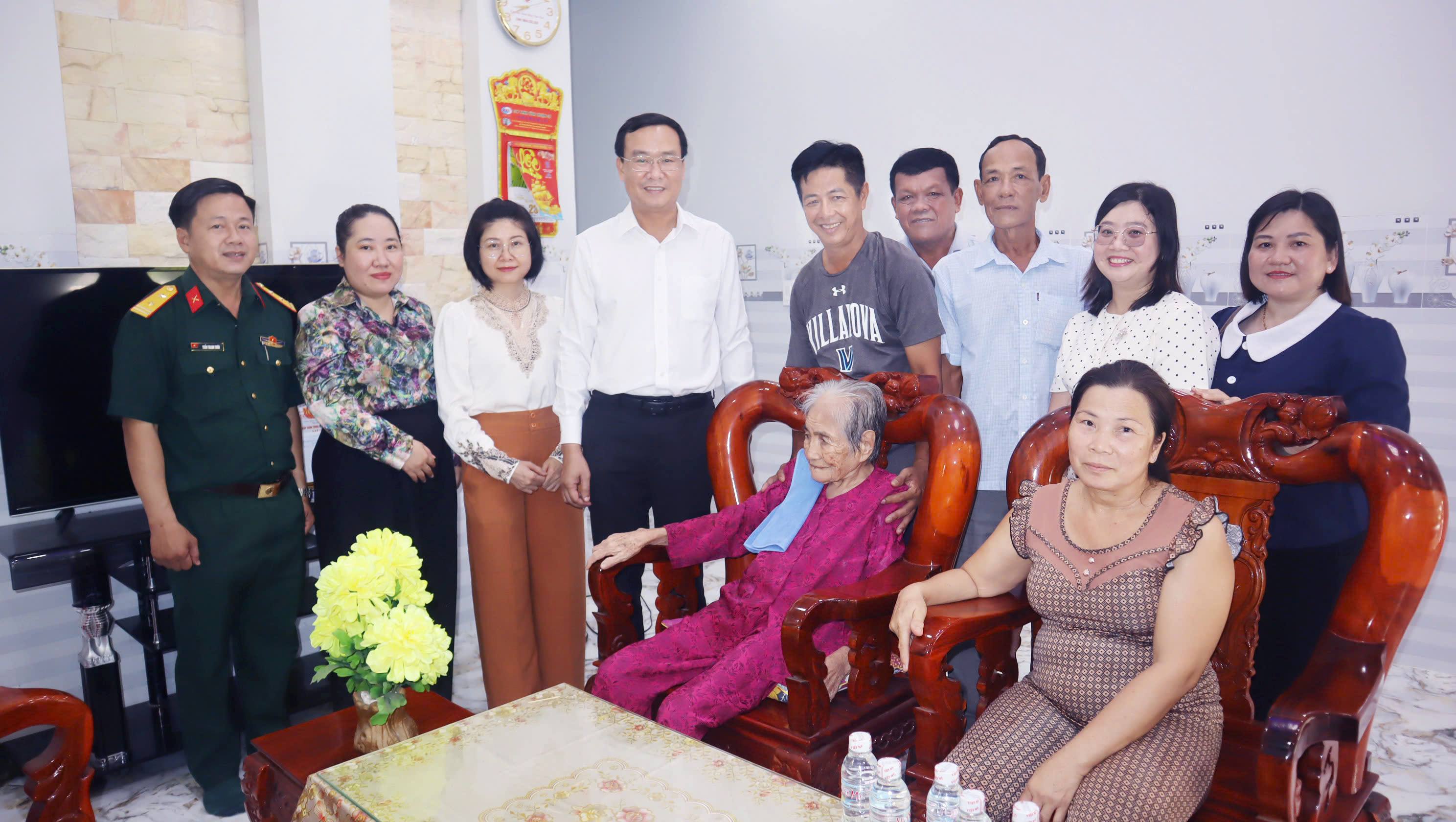 Bí thư Đảng ủy thăm chúc thọ, mừng thọ người cao tuổi trên địa bàn xã