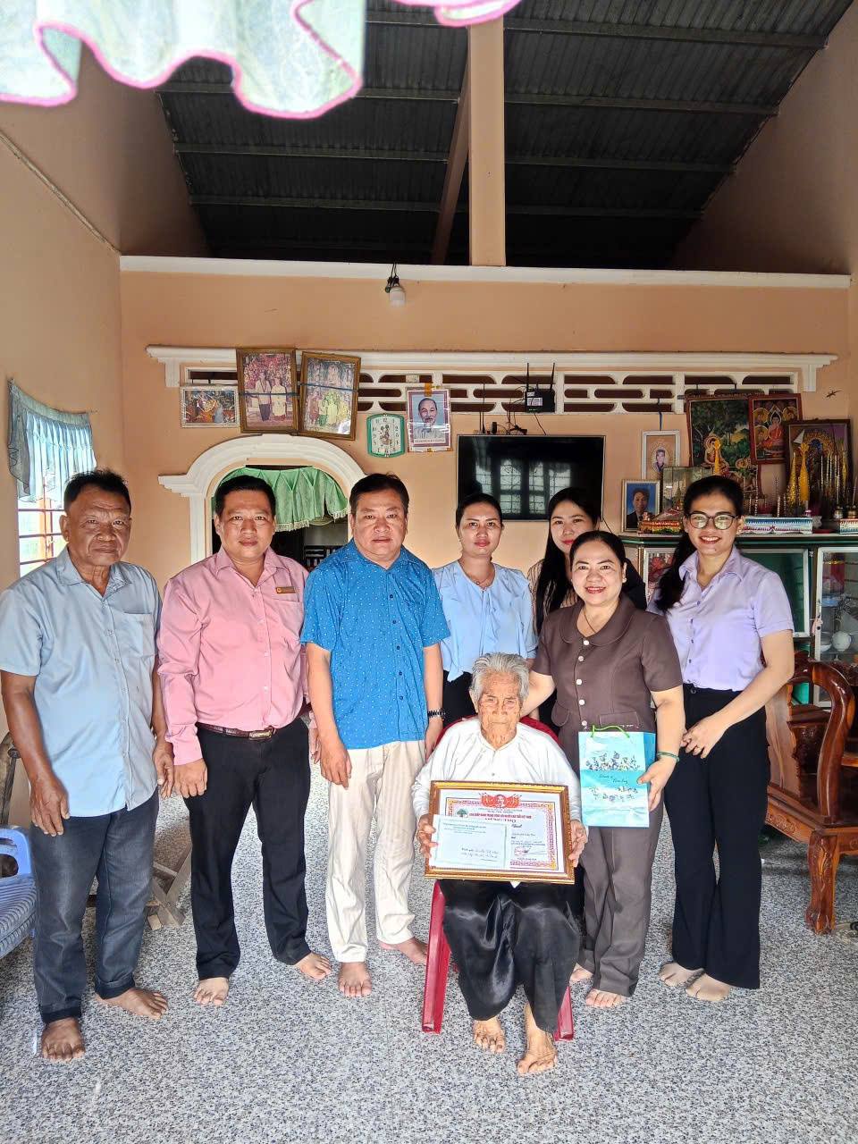 Phó Bí thư thường trực chúc thọ người cao tuổi trên địa bàn xã