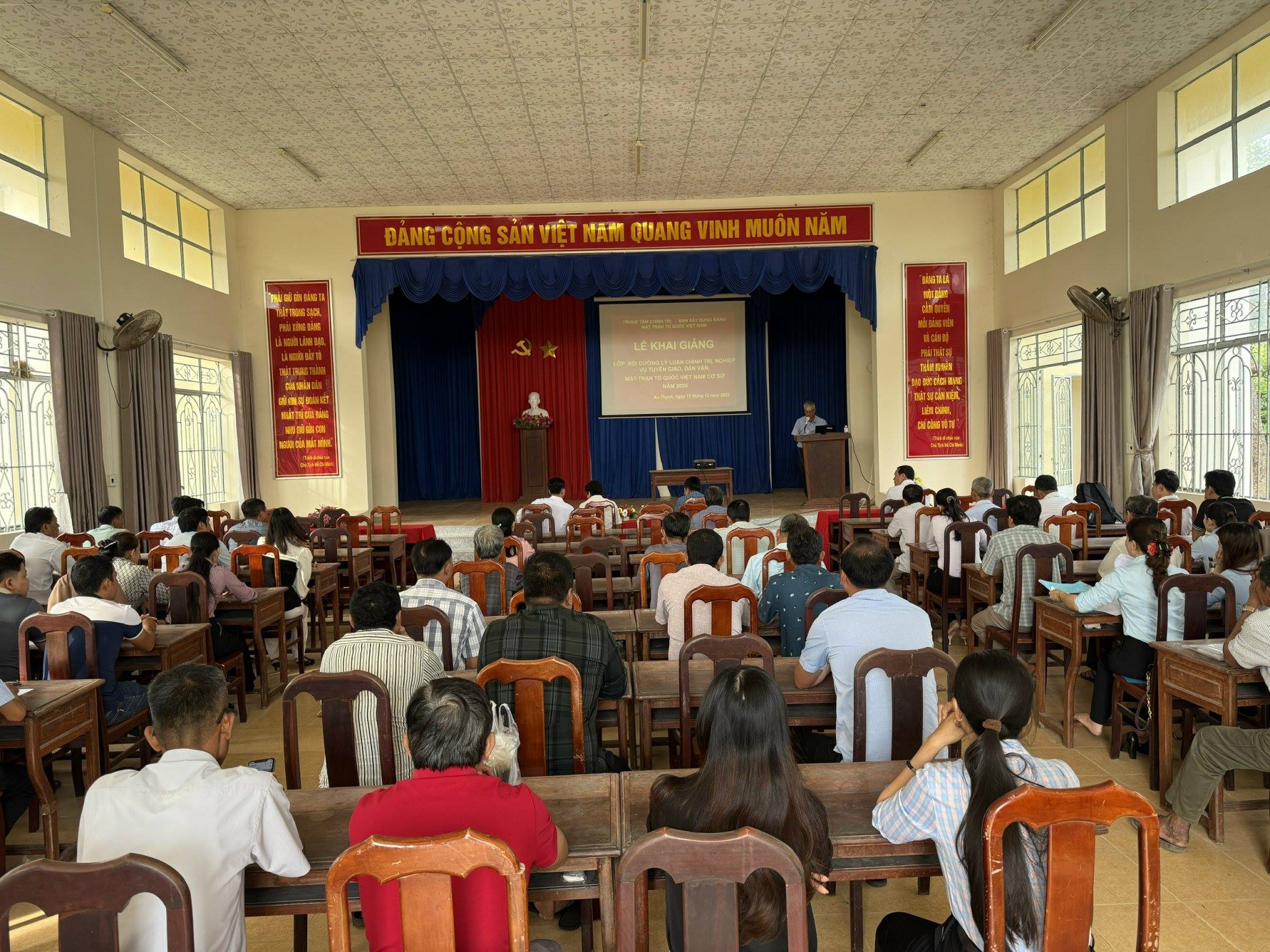 Khai giảng lớp bồi dưỡng LLCT, nghiệp vụ công tác Tuyên giáo, Dân vận, Mặt trận năm 2025