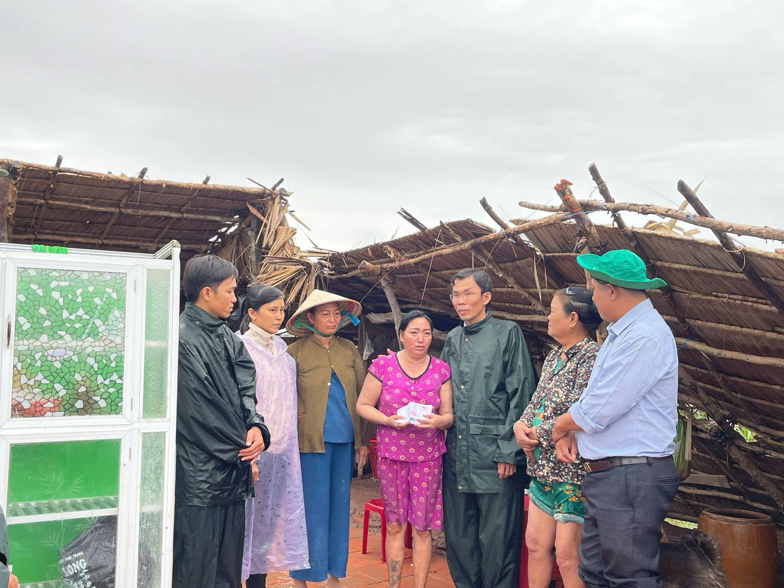 THĂM HỎI, ĐỘNG VIÊN TRƯỚC TÌNH HÌNH MƯA BÃO