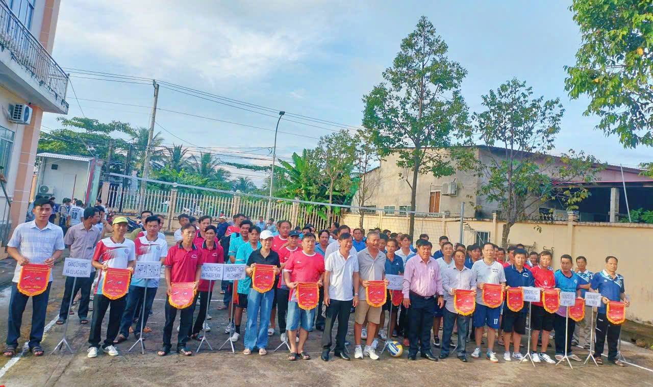 Sôi nổi lễ khai mạc giải bóng chuyền nam và bóng chuyền hơi nữ Chào mừng kỷ niệm 43 năm ngày Nhà giáo Niệt Nam (20/11/1982 – 20/11/2025)