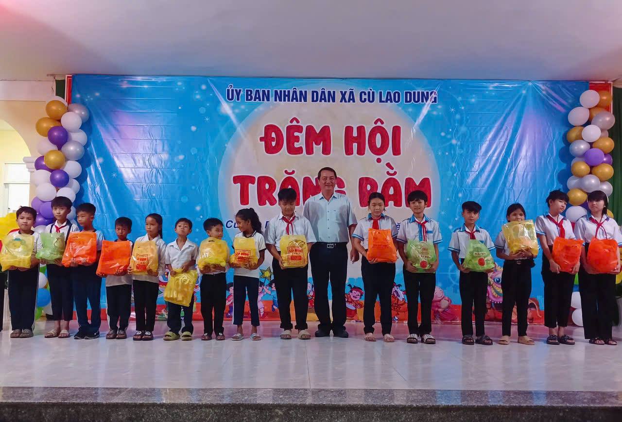 ẤM ÁP ĐÊM HỘI TRĂNG RẰM TẠI XÃ CÙ LAO DUNG
