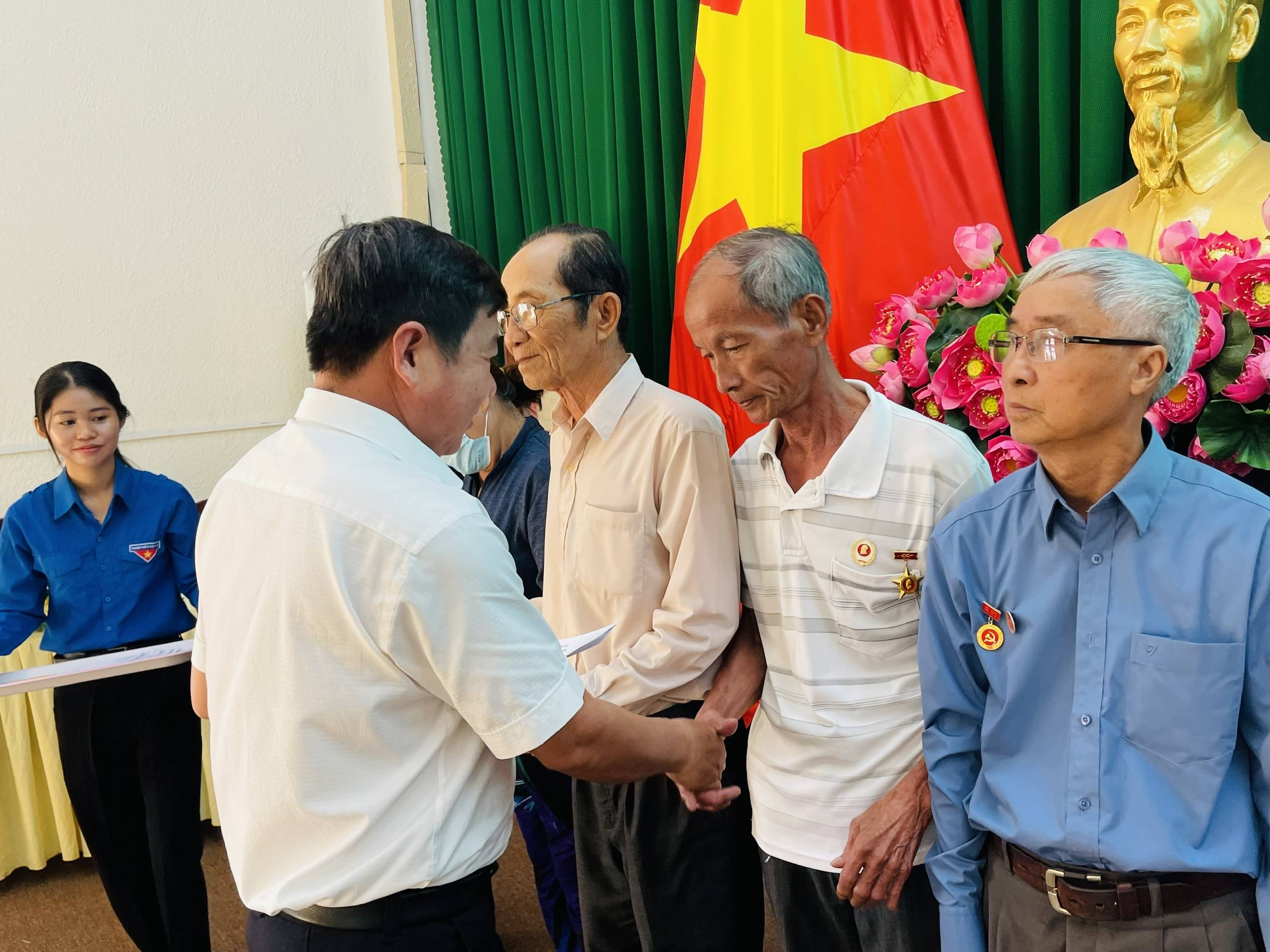 Họp mặt tặng quà gia đình chính sách, người có công với cách mạng tiêu biểu nhân kỷ niệm 78 năm Ngày Thương binh - Liệt sĩ 