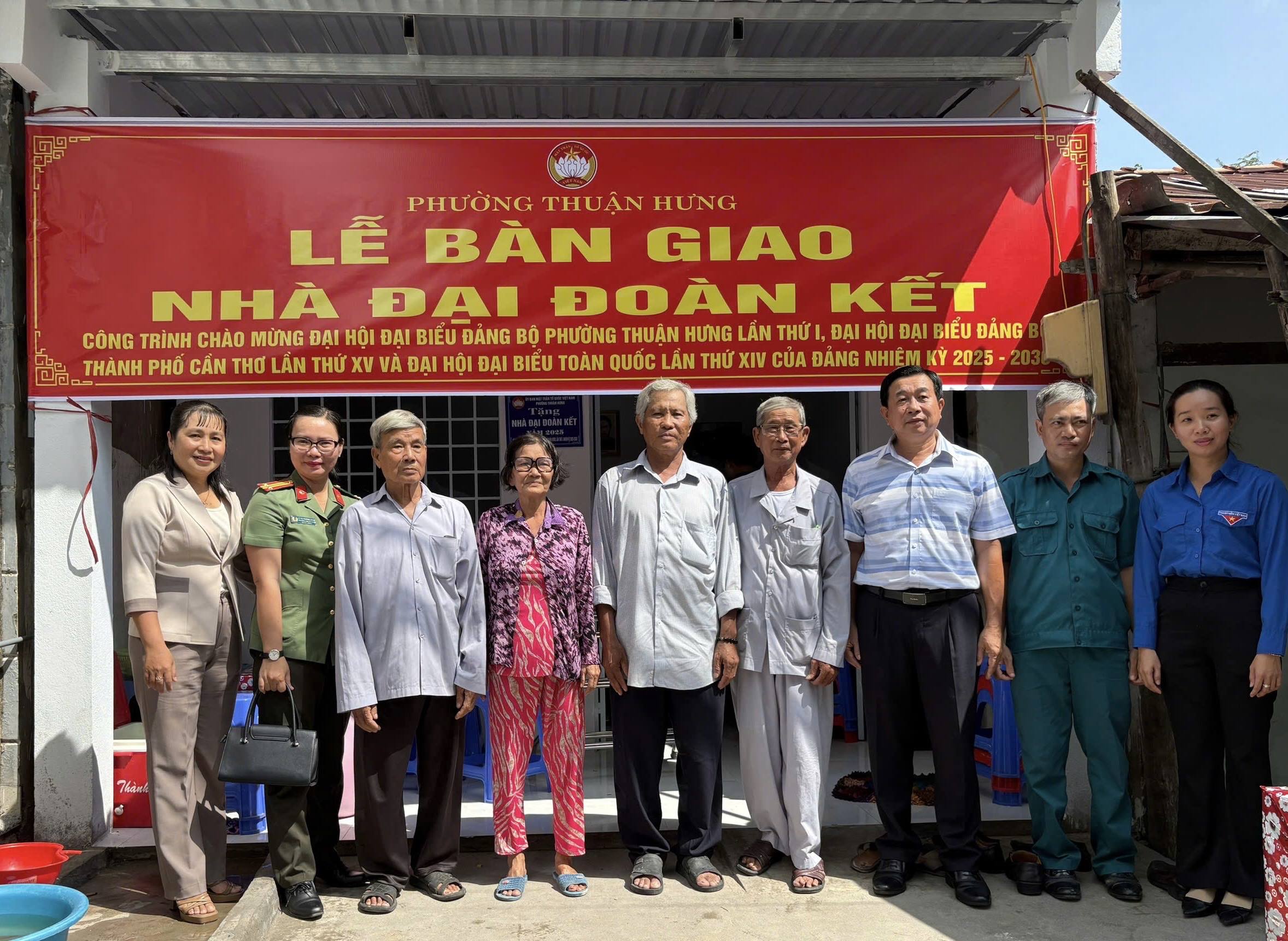 Trao tặng nhà Đại đoàn kết, Công trình chào mừng Đại hội Đại biểu Đảng bộ phường Thuận hưng lần thứ I, nhiệm kỳ 2025 - 2030