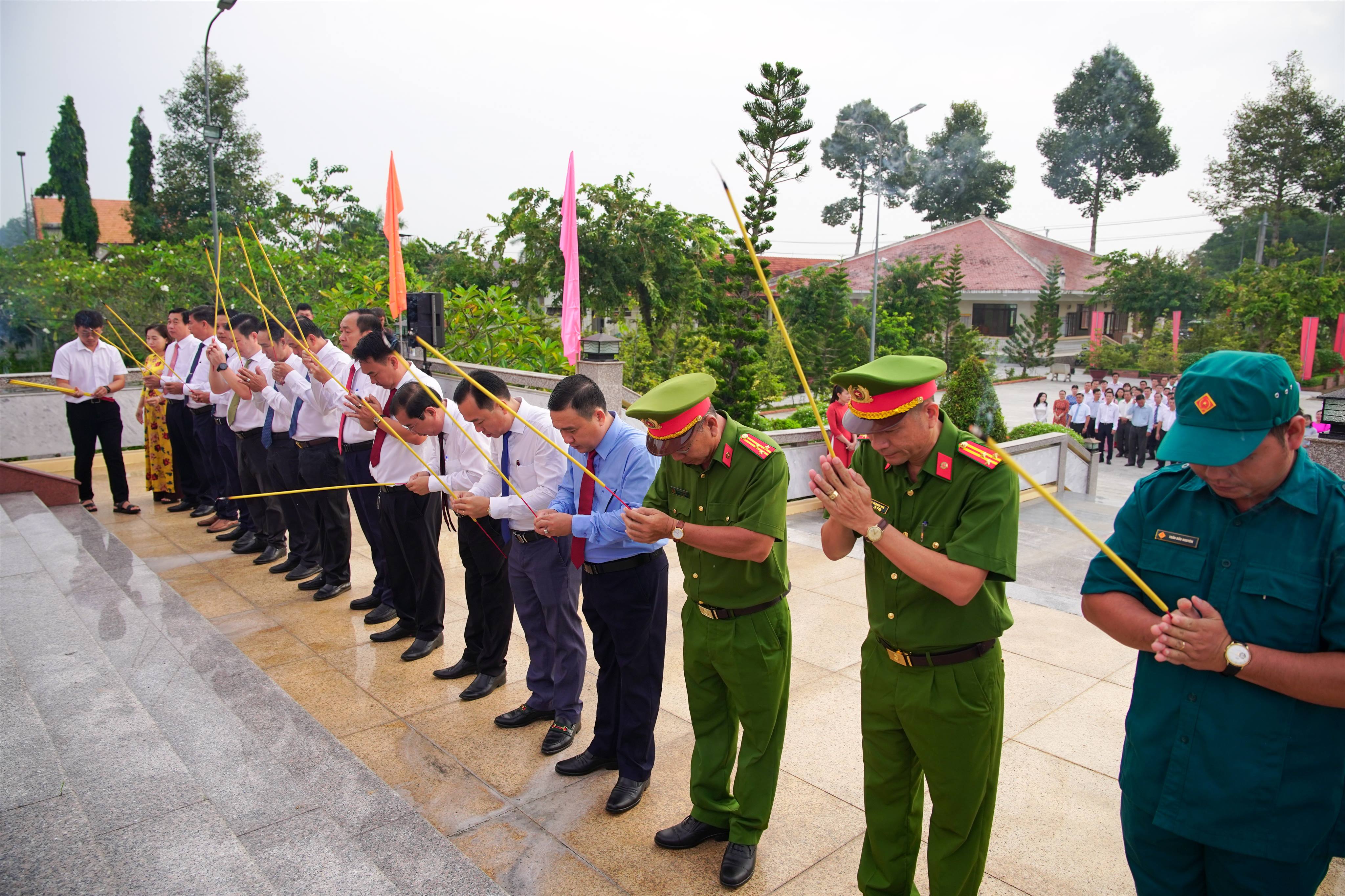 Lễ Viếng nghĩa trang Liệt sĩ phường Thuận Hưng