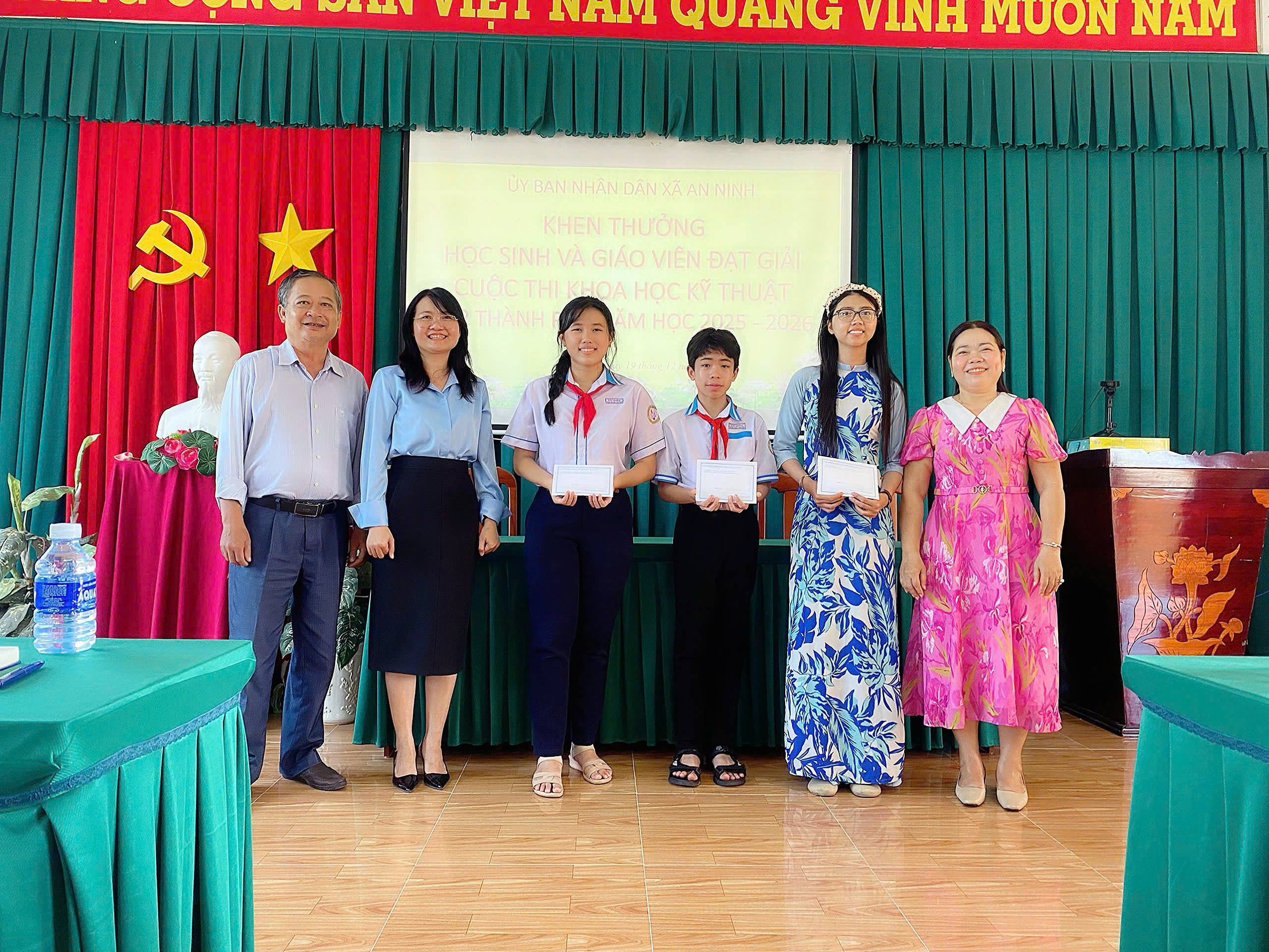 Khen thưởng đột xuất học sinh và giáo viên đạt giải Nhất cuộc thi Khoa học kỹ thuật cấp thành phố học sinh trung học năm học 2025-2026