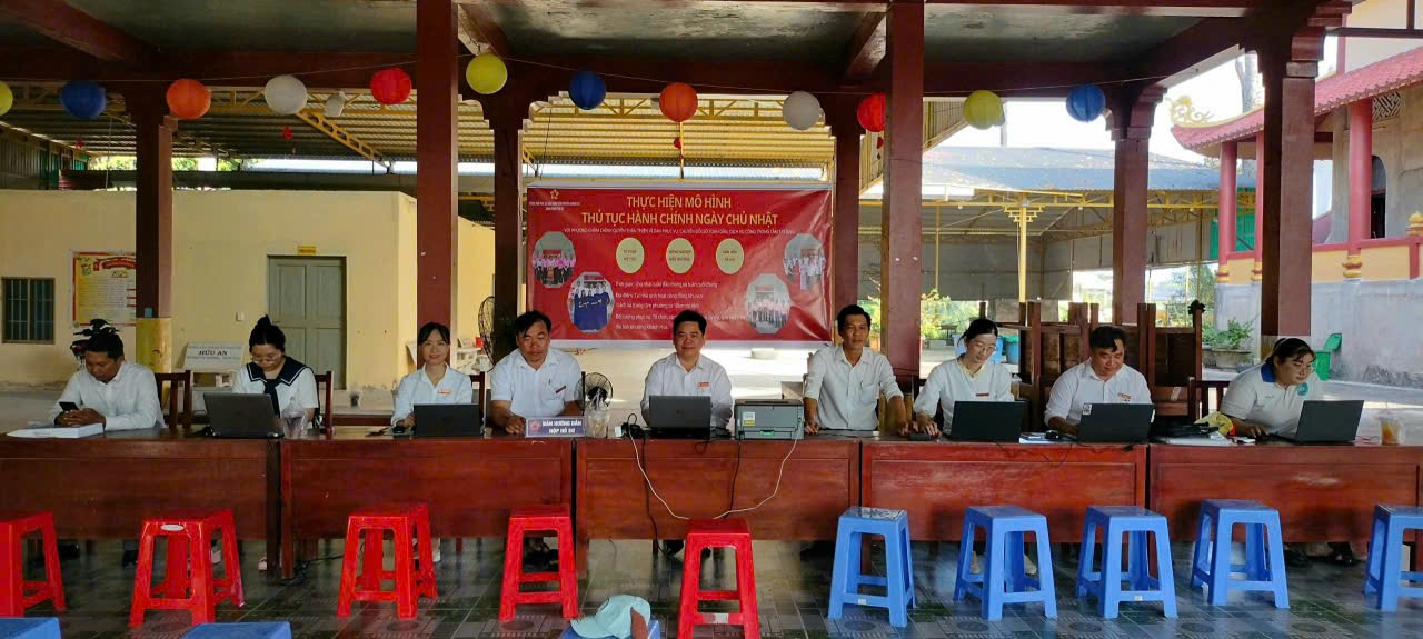 PHƯỜNG KHÁNH HÒA ĐƯA DỊCH VỤ CÔNG ĐẾN GẦN NGƯỜI DÂN QUA MÔ HÌNH “NGÀY CHỦ NHẬT TIẾP NHẬN VÀ TRẢ KẾT QUẢ THỦ TỤC HÀNH CHÍNH LƯU ĐỘNG” 