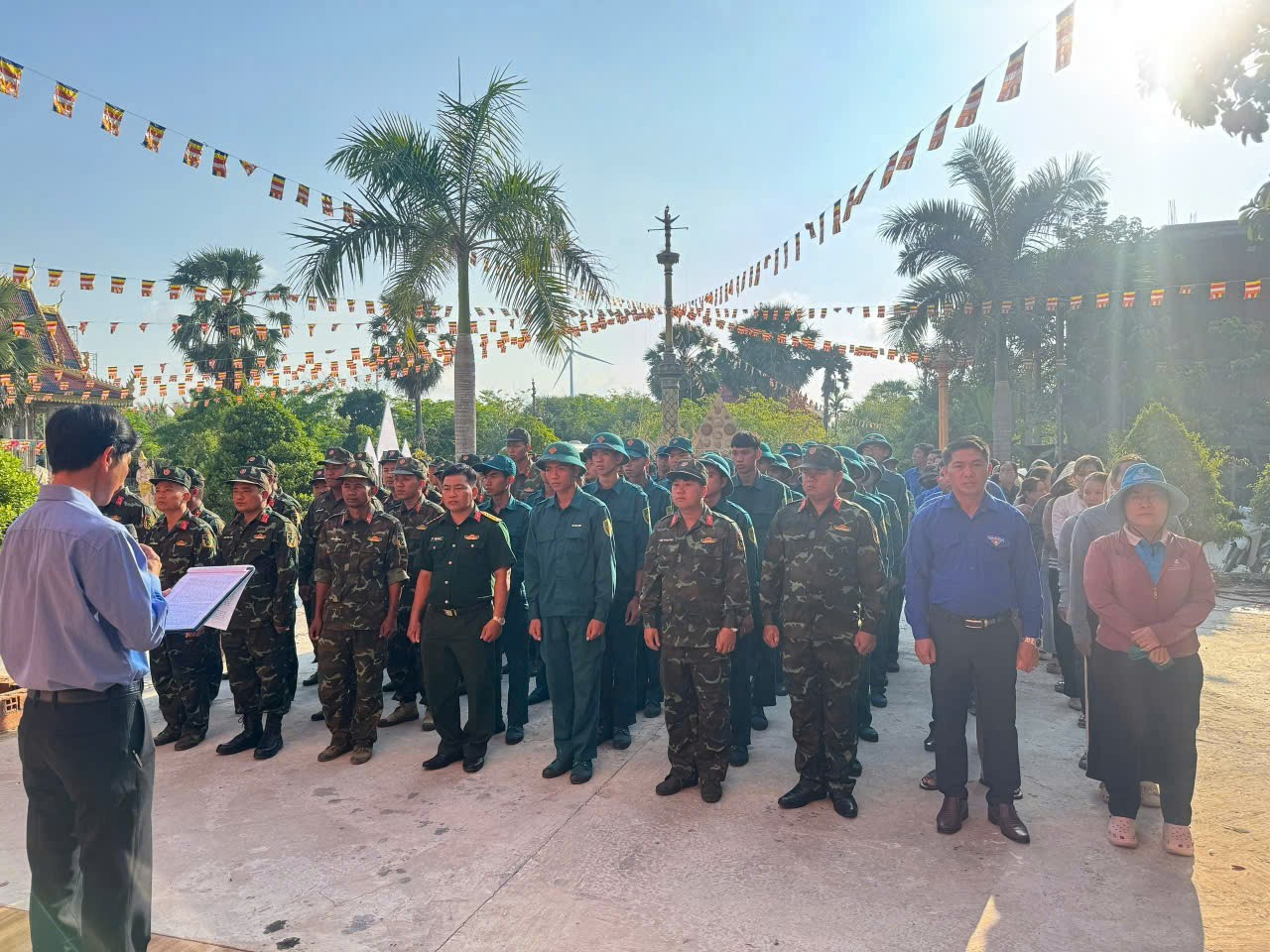 PHƯỜNG KHÁNH HOÀ TỔ CHỨC RA QUÂN PHÁT QUANG, DỌN DẸP VỆ SINH CÁC TUYẾN LỘ GIAO THÔNG NÔNG THÔN