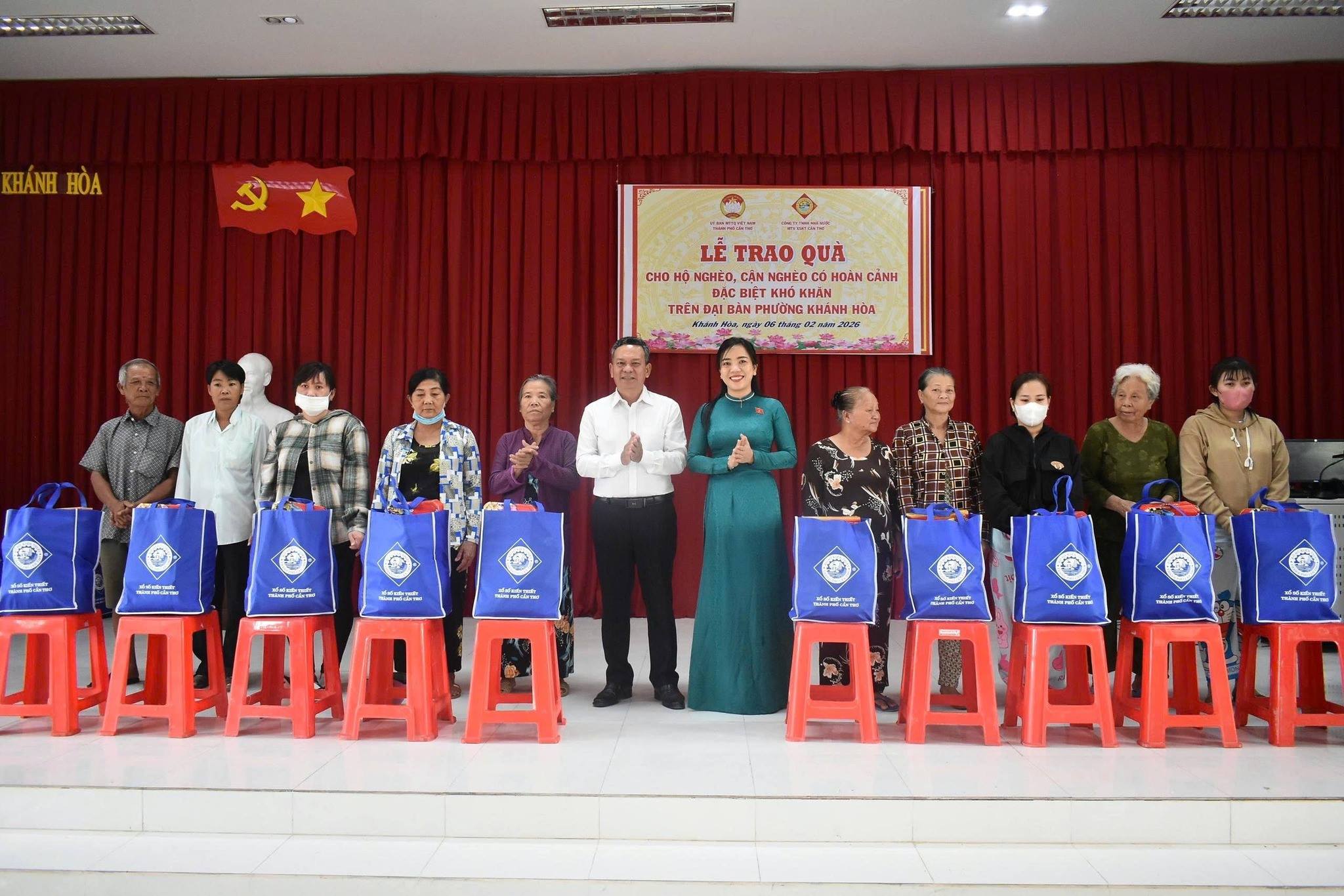 PHƯỜNG KHÁNH HÒA: TỔ CHỨC CHƯƠNG TRÌNH TRAO TẶNG QUÀ TẾT CHO CÁC HỘ GIA ĐÌNH CÓ HOÀN CẢNH KHÓ KHĂN NHÂN DỊP XUÂN BÍNH NGỌ 2026