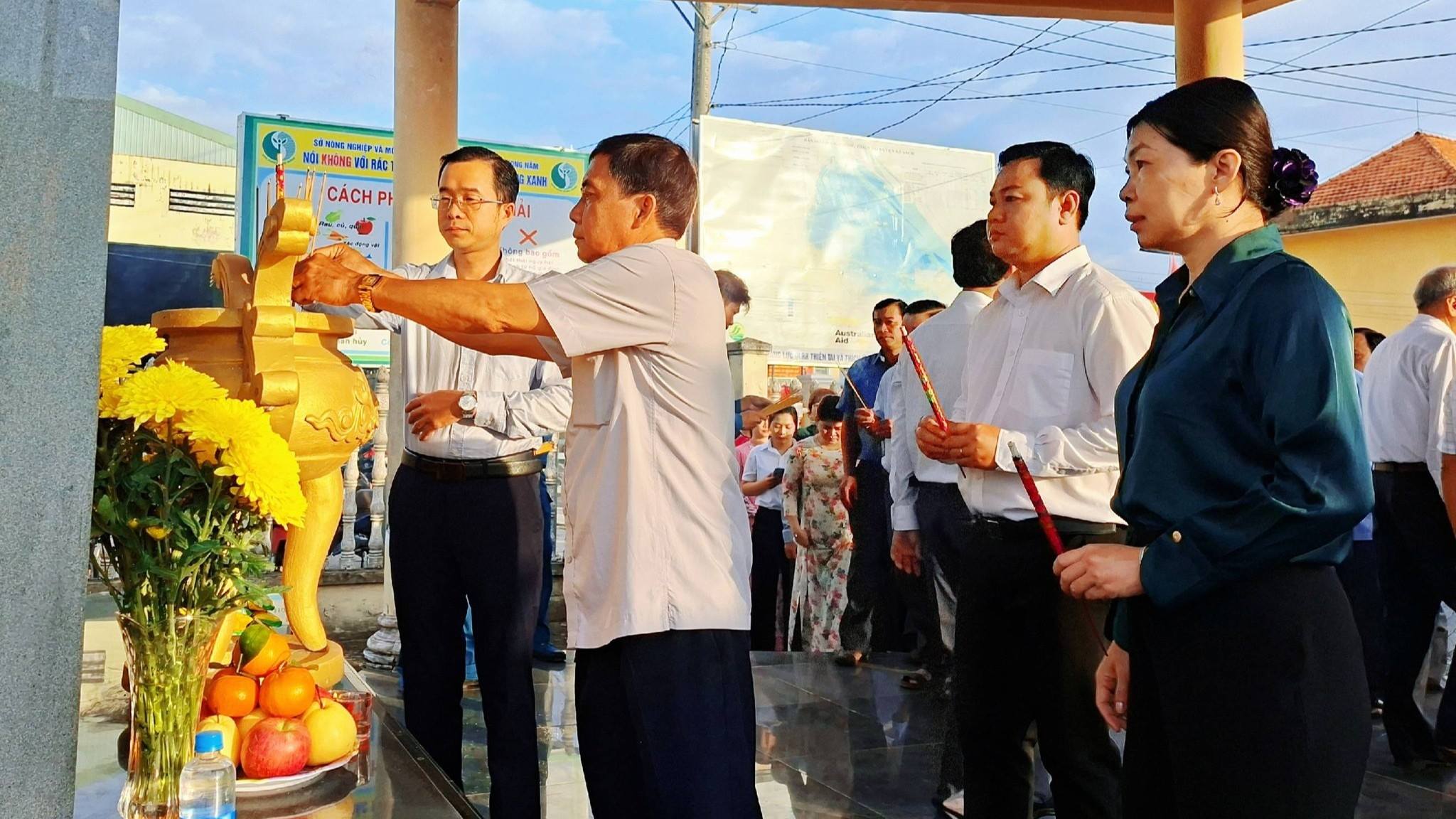 ĐẢNG ỦY, HĐND, UBND, ỦY BAN MTTQ VIỆT NAM XÃ PHONG NẪM TỔ CHỨC VIẾNG NHÀ BIA TƯỞNG NIỆM NHÂN KỶ NIỆM 96 NĂM NGÀY THÀNH LẬP ĐẢNG CỘNG SẢN VIỆT NAM