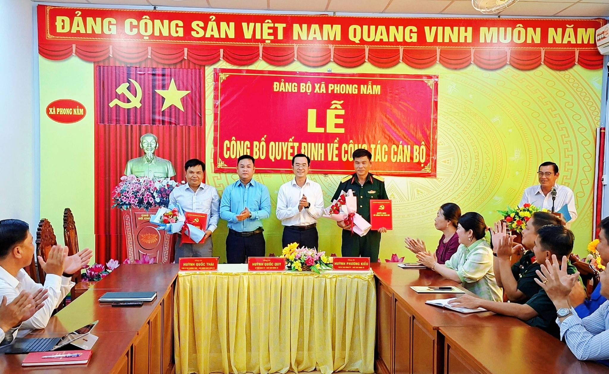 XÃ PHONG NẪM TỔ CHỨC LỄ CÔNG BỐ QUYẾT ĐỊNH VỀ CÔNG TÁC CÁN BỘ