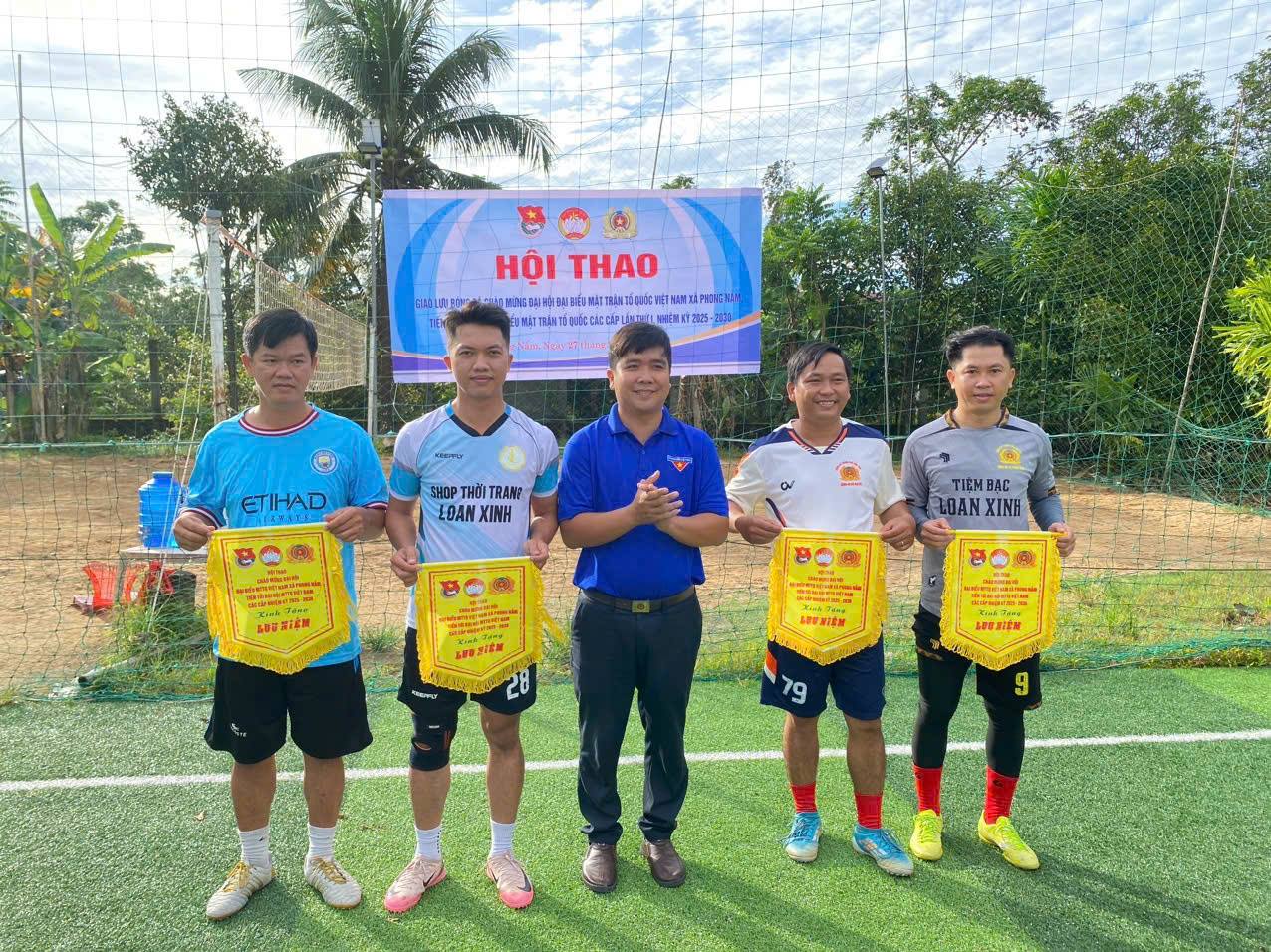 HOẠT ĐỘNG GIAO LƯU BÓNG ĐÁ CHÀO MỪNG ĐẠI HỘI MTTQ VIỆT NAM XÃ PHONG NẪM LẦN THỨ I, NHIỆM KỲ 2025 – 2030