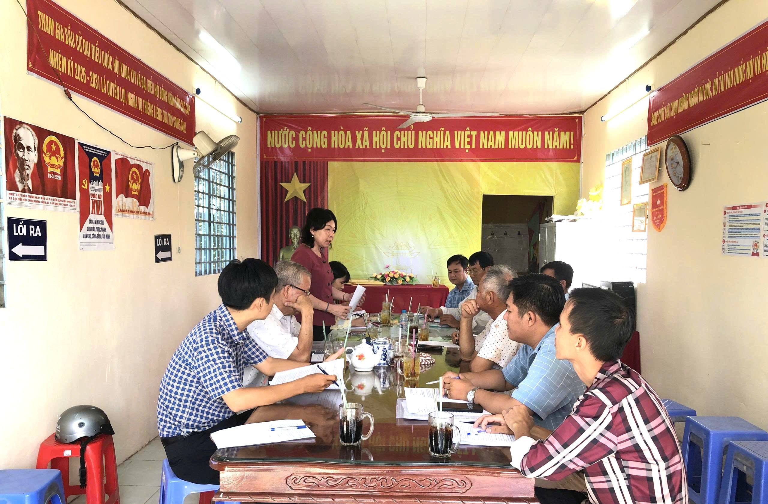 Lãnh đạo UBND xã Phong Nẫm làm việc với Ban Nhân dân các ấp về tình hình hoạt động và phương hướng nhiệm vụ thời gian tới
