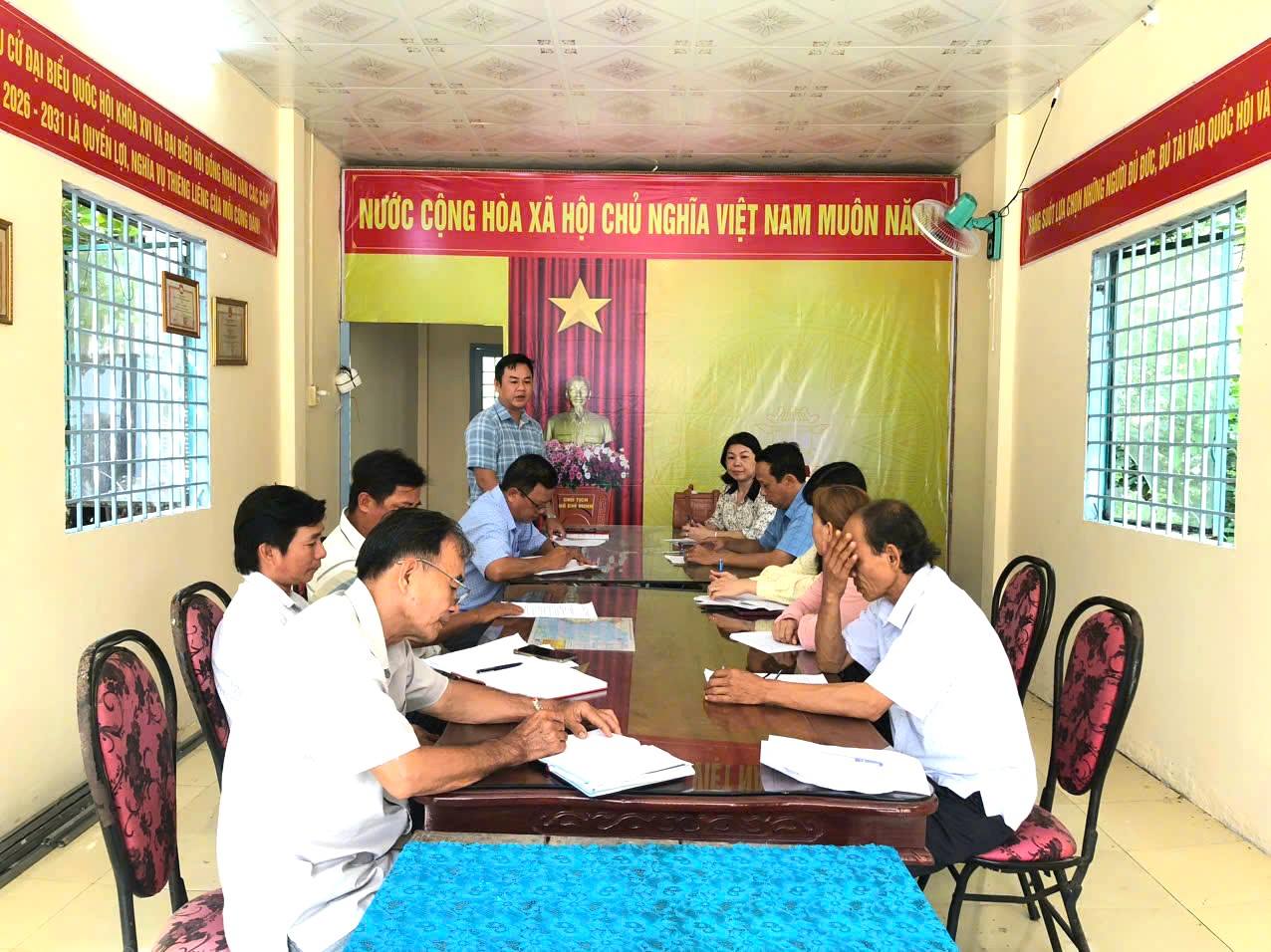Đoàn công tác của UBND xã Phong Nẫm làm việc với  Ban nhân dân ấp Phong Phú và ấp Phong Thạnh