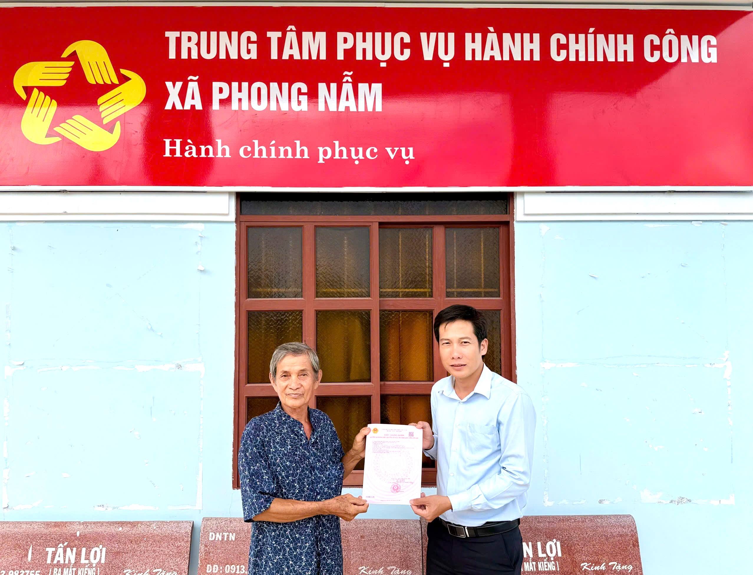 XÃ PHONG NẪM TRAO GIẤY CHỨNG NHẬN QUYỀN SỬ DỤNG ĐẤT ĐẦU TIÊN SAU KHI THỰC HIỆN MÔ HÌNH CHÍNH QUYỀN ĐỊA PHƯƠNG HAI CẤP 