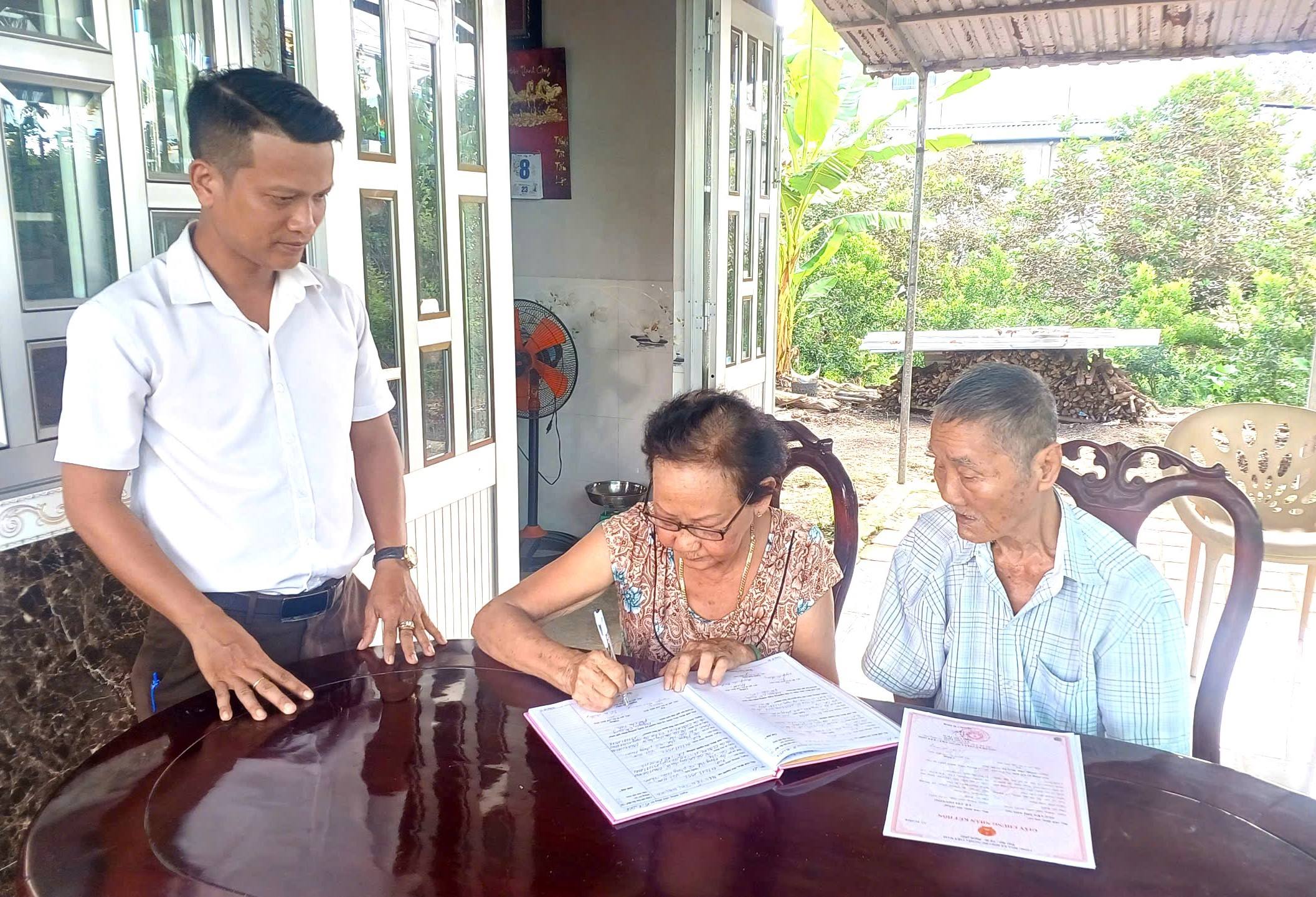 Xã Phong Nẫm: Hành chính phục vụ từ trái tim –  Đưa thủ tục hành chính đến tận nhà, trao niềm vui cho người cao tuổi