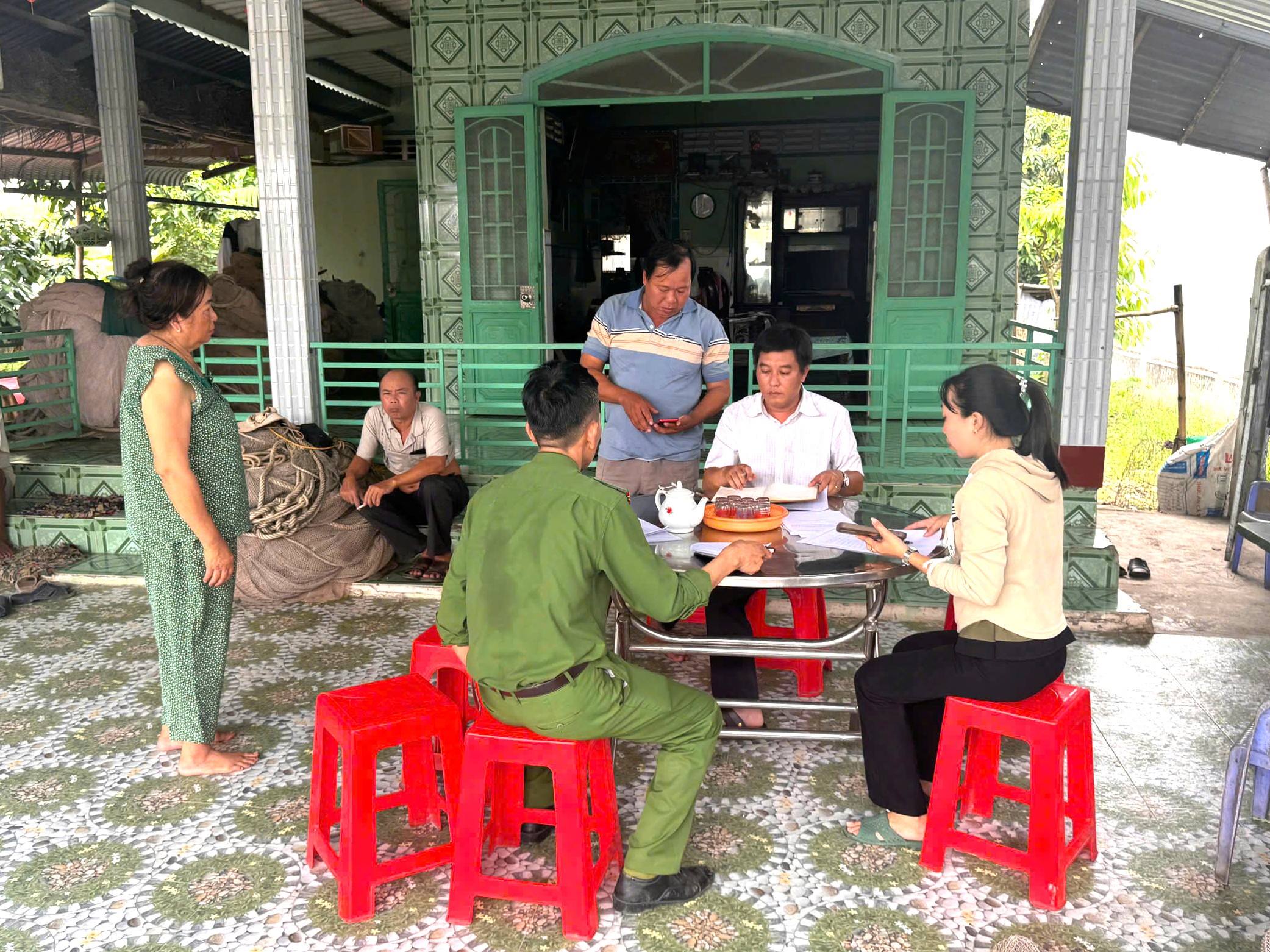 Ủy ban nhân dân xã Phong Nẫm tuyên truyền, vận động các hộ dân khai thác thủy sản tự giác tháo dỡ hàng đáy trên nhánh phải sông Hậu