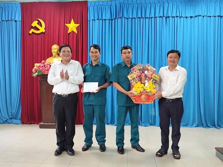 Lãnh đạo phường Sóc Trăng thăm, chúc mừng cán bộ chiến sỹ Ban Chỉ huy Quân sự phường nhân Kỷ niệm Ngày thành lập Quân đội nhân dân Việt Nam