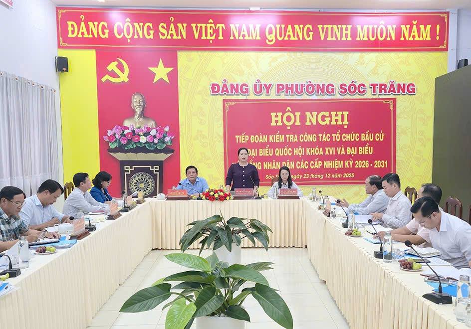 Kiểm tra tổ chức bầu cử tại phường Sóc Trăng