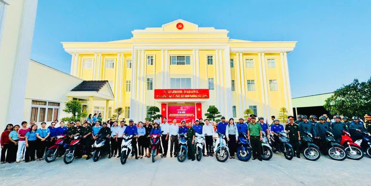 PHƯỜNG SÓC TRĂNG TỔ CHỨC LỄ RA QUÂN TUẦN LỄ CAO ĐIỂM TUYÊN TRUYỀN BẦU CỬ