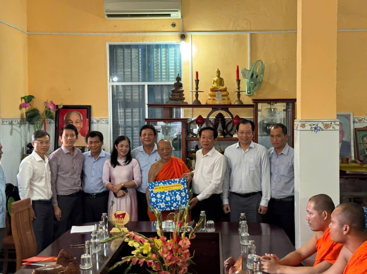 Lãnh đạo Thành ủy Cần Thơ thăm, tặng quà các chùa Phật giáo Nam tông Khmer và gia đình hưu trí, gia đình chính sách nhân dịp Lễ Sene Dolta năm 2025