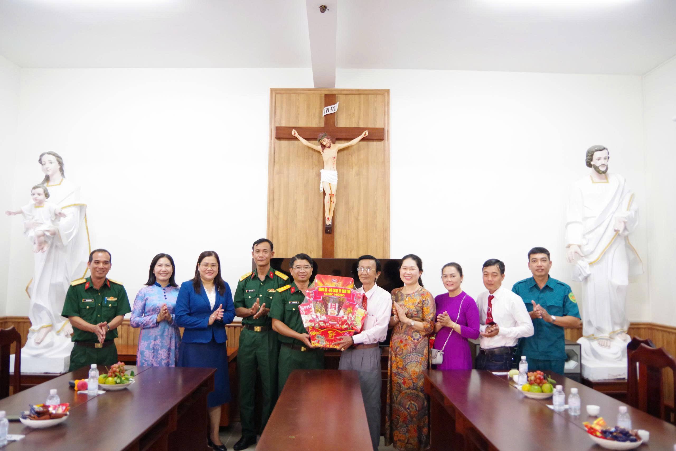 BAN CHỈ HUY PHÒNG THỦ KHU VỰC 3 THĂM, CHÚC MỪNG CÁC NHÀ THỜ NHÂN DỊP LỄ GIÁNG SINH TRÊN ĐỊA BÀN PHƯỜNG SÓC TRĂNG NĂM 2025.