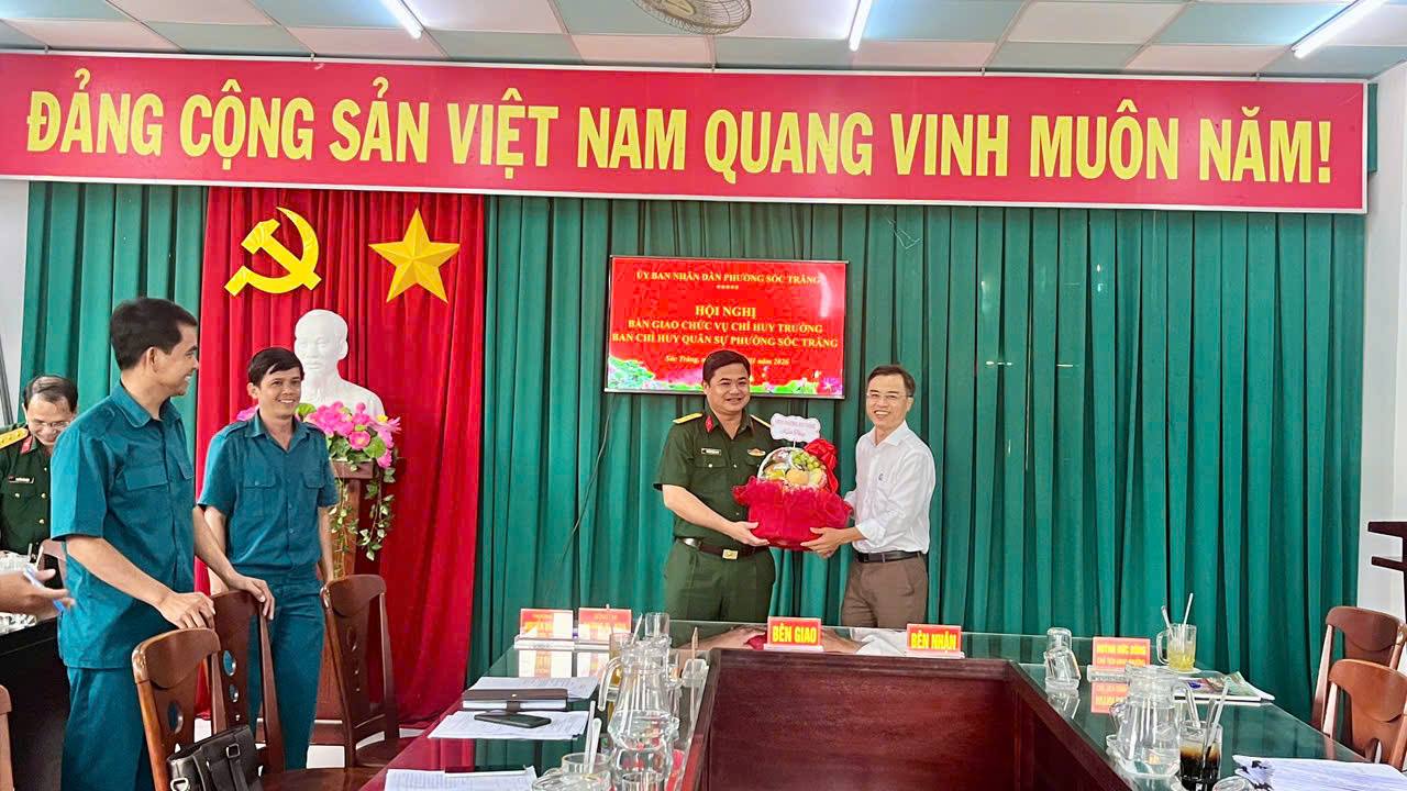  HỘI NGHỊ BÀN GIAO CHỨC VỤ CHỈ HUY TRƯỞNG BAN CHỈ HUY QUÂN SỰ PHƯỜNG SÓC TRĂNG 