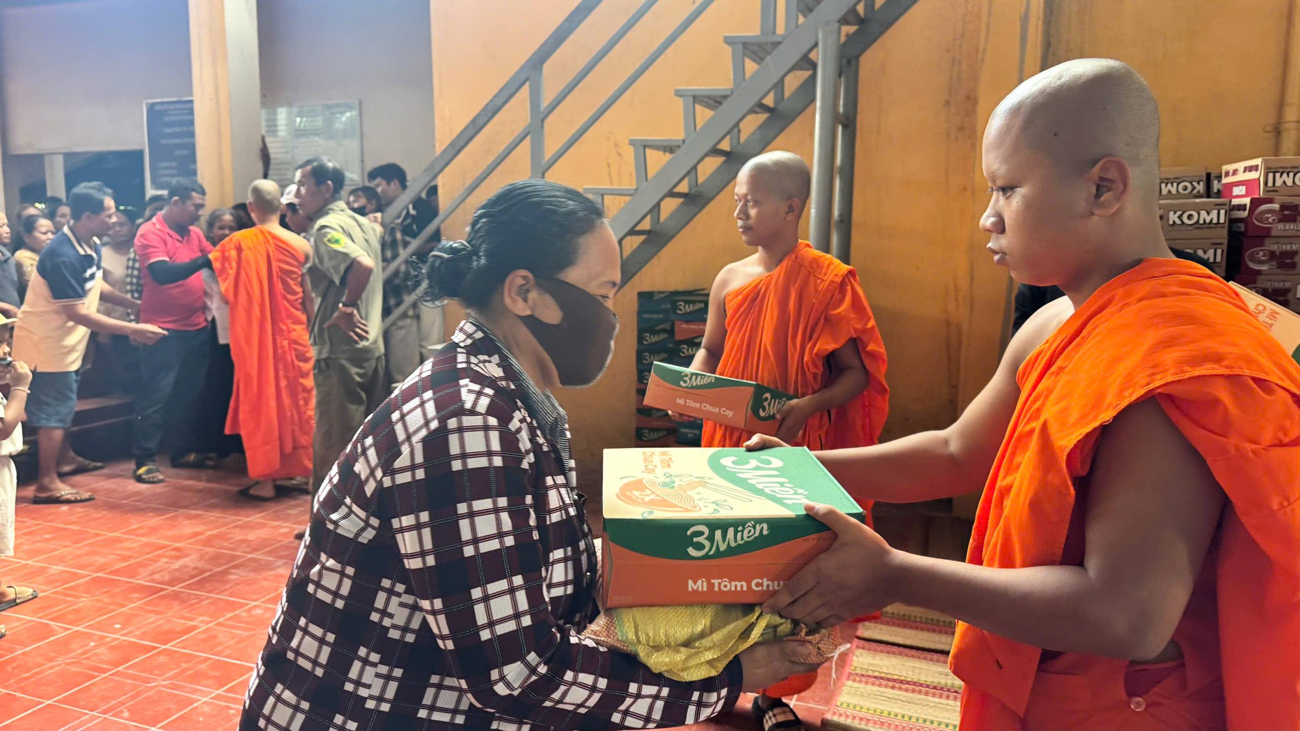 Uỷ ban Mặt trận Tổ quốc Việt Nam  phường cùng Ban Quản trị Chùa SomRong phối hợp cùng các mạnh thường quân đã tổ chức chương trình trao tặng 500 phần quà cho các hộ nghèo, hộ cận nghèo và hộ có hoàn cảnh khó khăn trên địa bàn phường Sóc Trăng