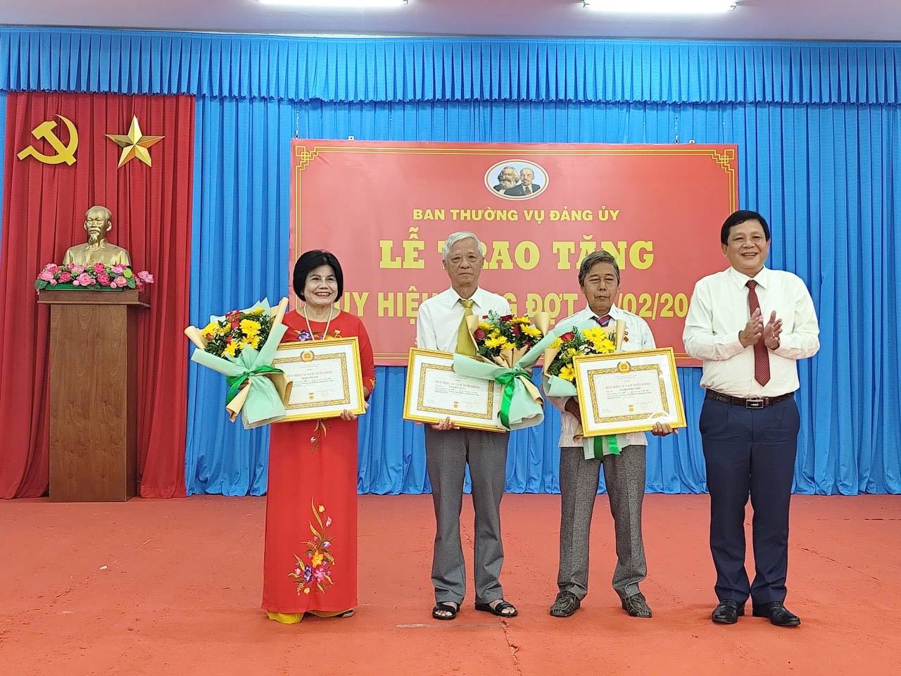 Phường Sóc Trăng tổ chức buổi Lễ Trao tặng Huy hiệu Đảng đợt 03/2