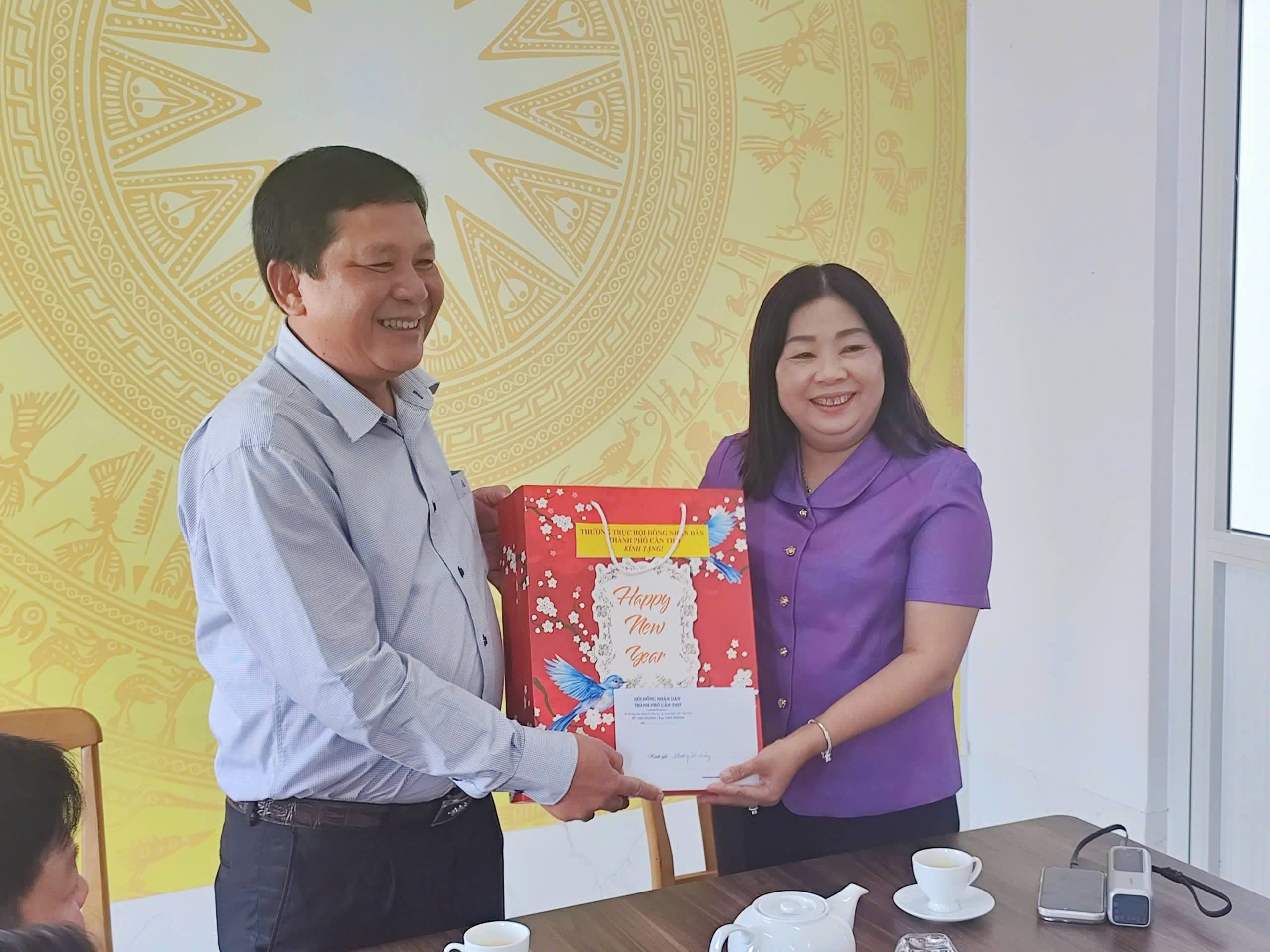 Thường trực HĐND thành phố Cần Thơ thăm, chúc Tết tại phường Sóc Trăng 