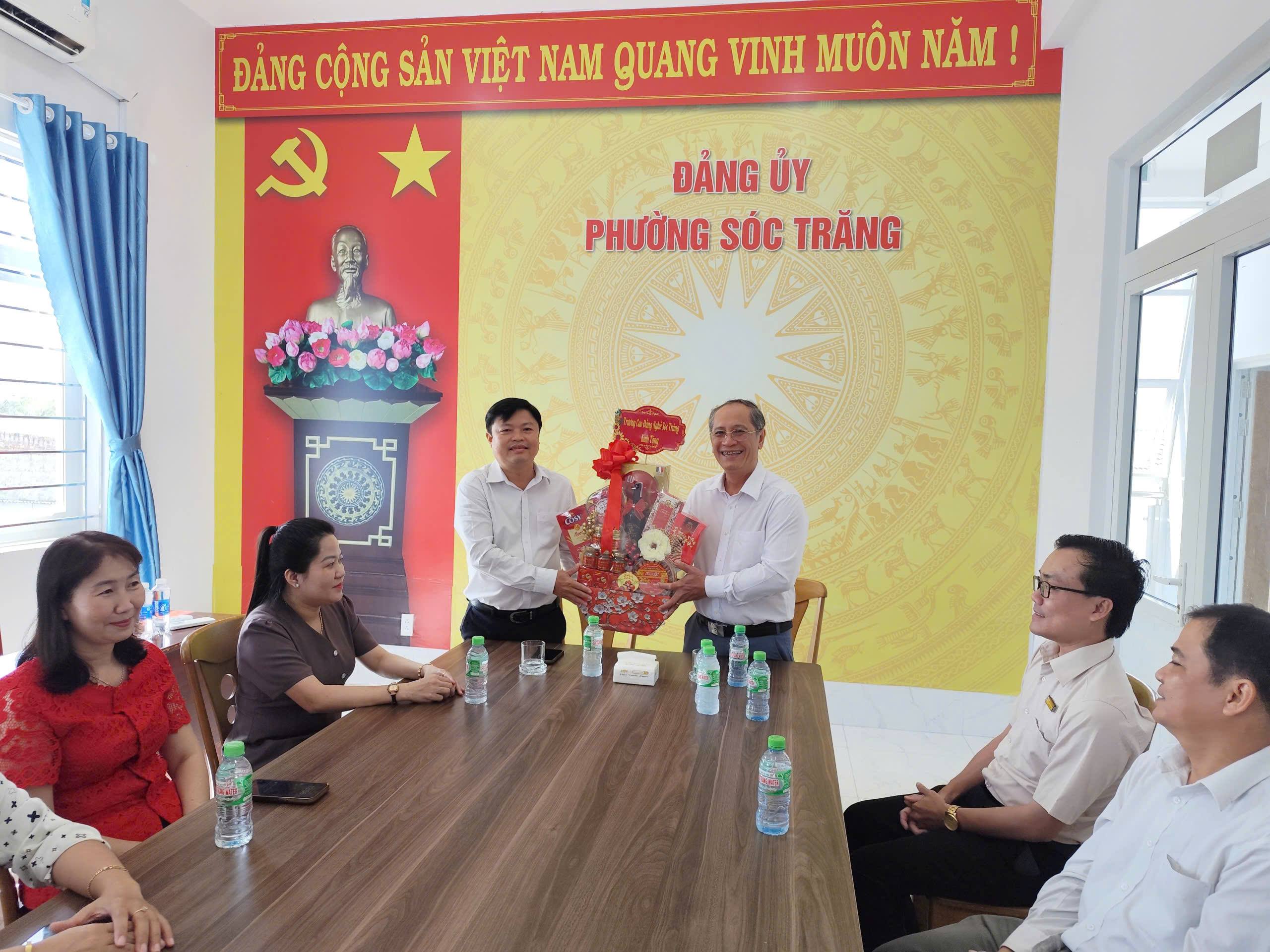 Trường Cao Đẳng nghề Sóc Trăng đã đến thăm và chúc Tết tại Đảng ủy phường Sóc Trăng