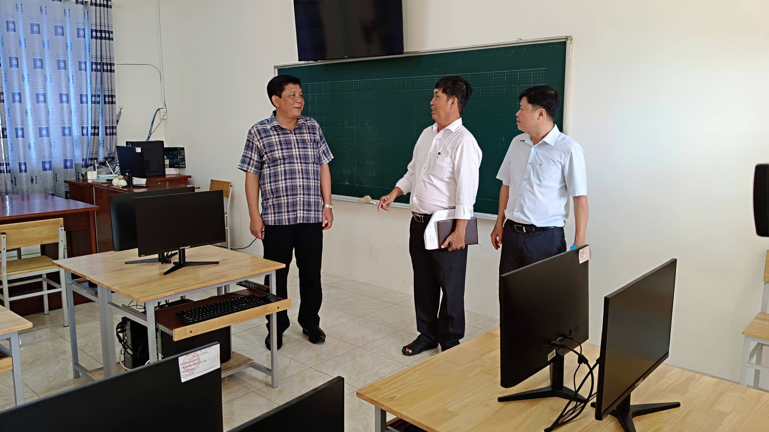 Lãnh đạo phường Sóc Trăng khảo sát tình hình cơ sở vật chất, đội ngũ cán bộ, giáo viên trường học để chuẩn bị tốt cho năm học mới 2025 – 2026 trên địa bàn phường