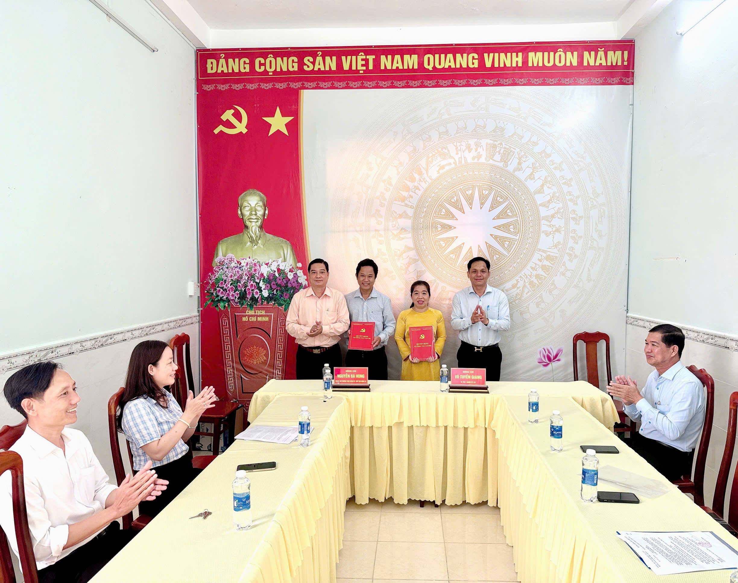 ĐẢNG ỦY XÃ TRƯỜNG XUÂN CÔNG BỐ CÁC QUYẾT ĐỊNH VỀ CÔNG TÁC CÁN BỘ