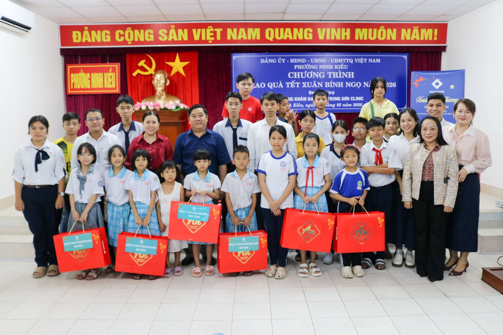 UBND PHƯỜNG NINH KIỀU PHỐI HỢP CÙNG PHÒNG KHÁM ĐA KHOA TRUNG SƠN CLINIC TRAO QUÀ TẾT XUÂN BÍNH NGỌ 2026 CHO TRẺ EM CÓ HOÀN CẢNH KHÓ KHĂN