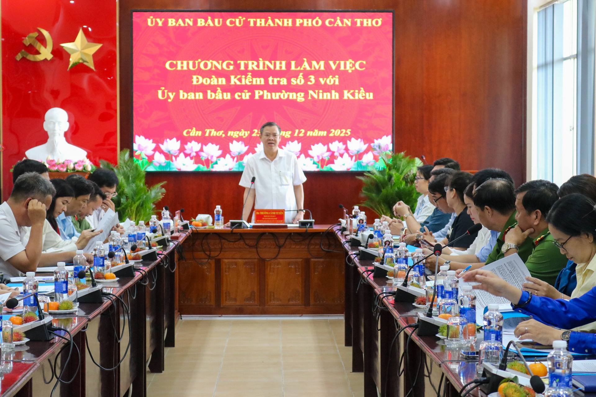 ỦY BAN BẦU CỬ THÀNH PHỐ CẦN THƠ TRƯƠNG CẢNH TUYÊN CHỈ ĐẠO TẬP TRUNG RÀ SOÁT, CHUẨN BỊ CHU ĐÁO CÔNG TÁC BẦU CỬ TẠI PHƯỜNG NINH KIỀU