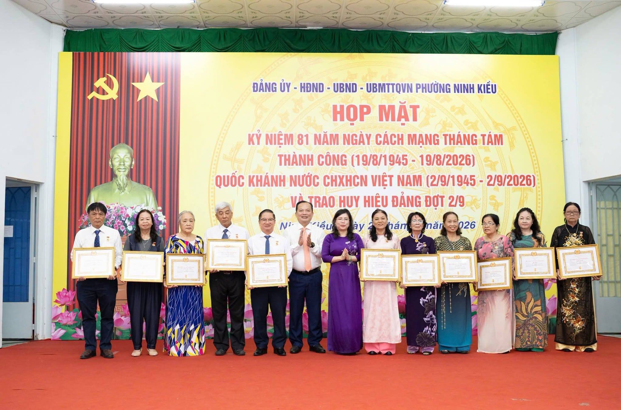 Sáng 27/8/2026, Đảng ủy phường Ninh Kiều long trọng tổ chức Lễ trao tặng Huy hiệu Đảng đợt 02/9/2026 cho các đồng chí đảng viên cao niên tuổi Đảng trên địa bàn.
